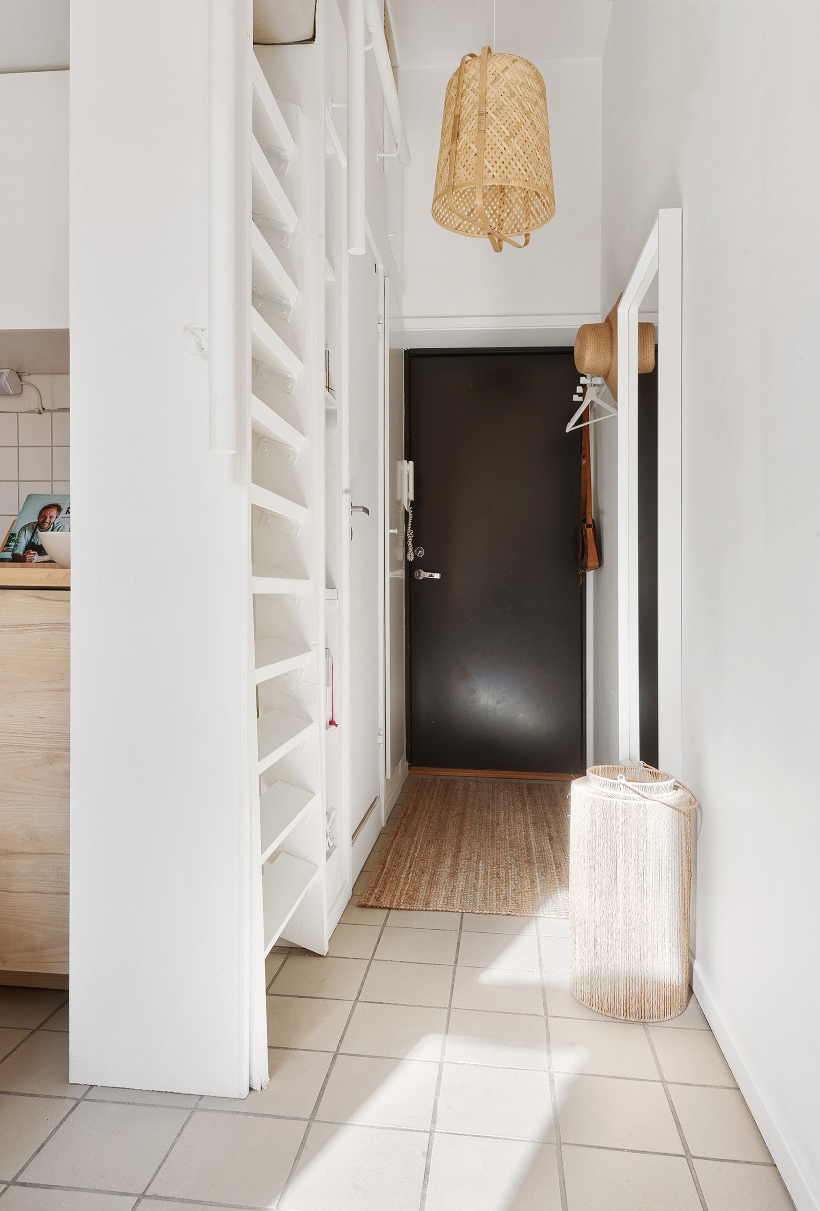 Innbydende entré med plass til å henge fra seg yttertøy og sko Galleribilde