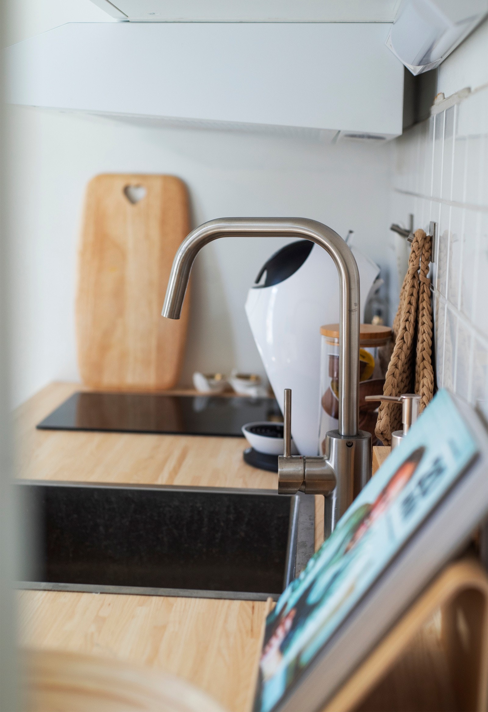 Kjøkkenet har benke- og lagringsplass til å håndtere hverdagslivet Galleribilde