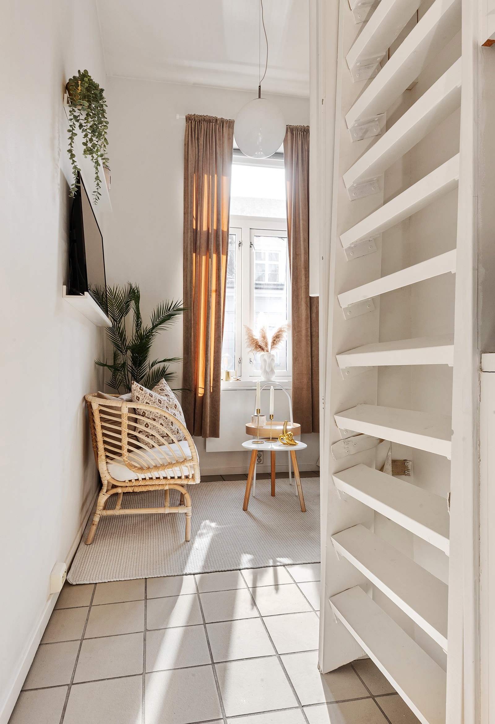 Trapp opp til sovehems over baderom Galleribilde