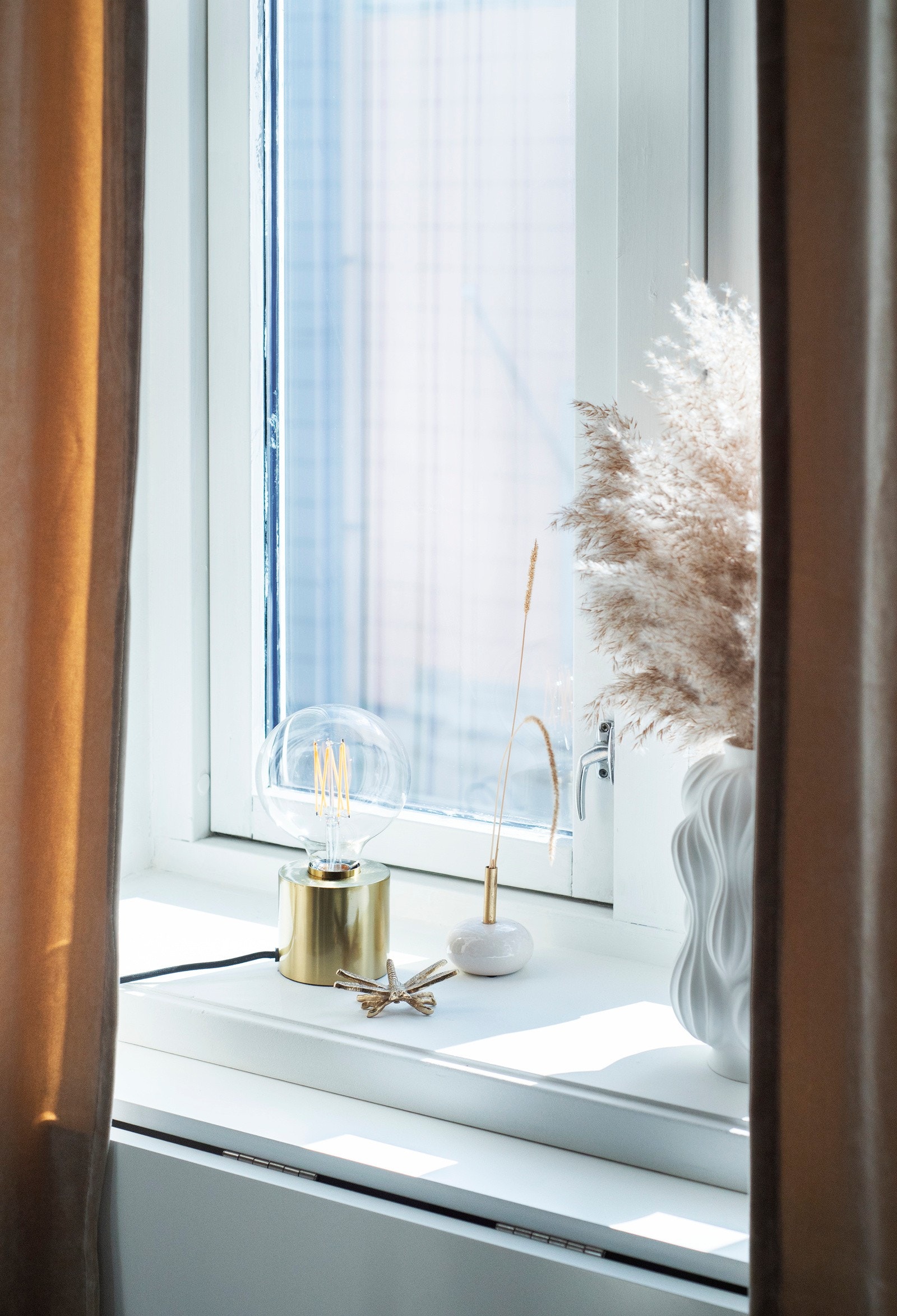 Stort vindu som gir rikelig med naturlig belysning Galleribilde