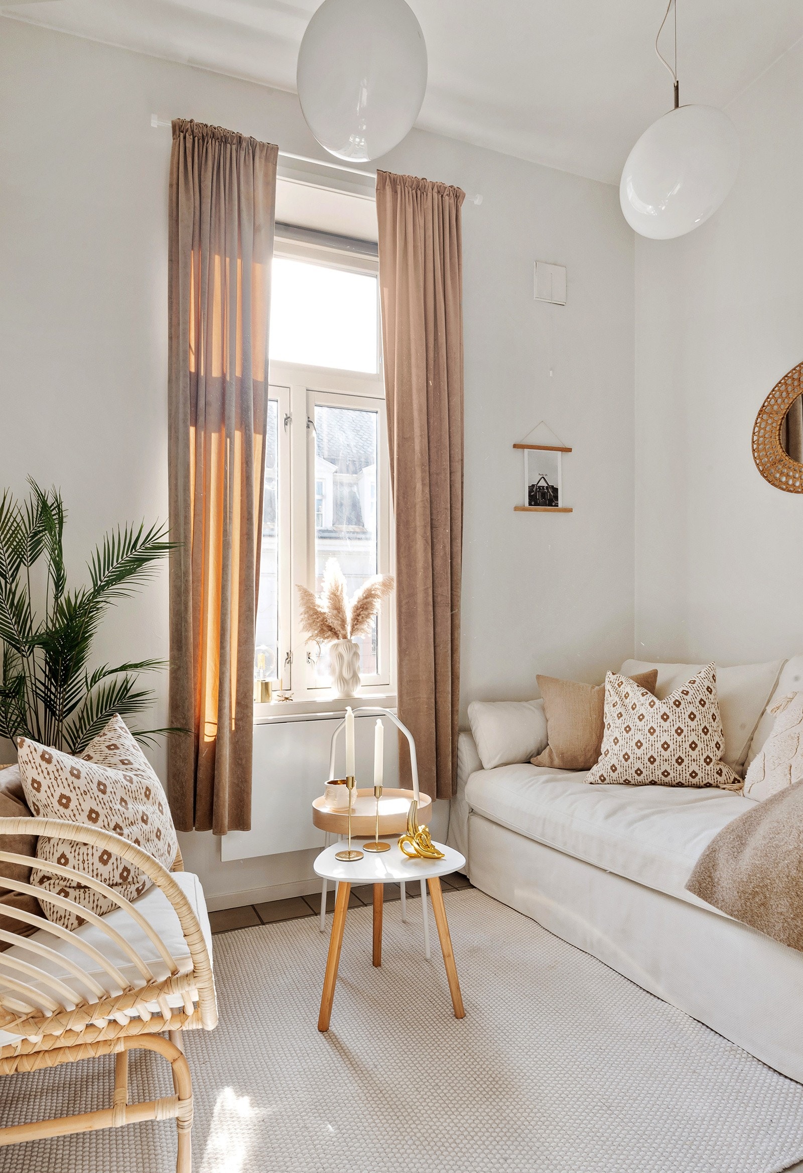 Lysmalte vegger og takhøyde på 3,23 som bidrar til god romfølelse Galleribilde