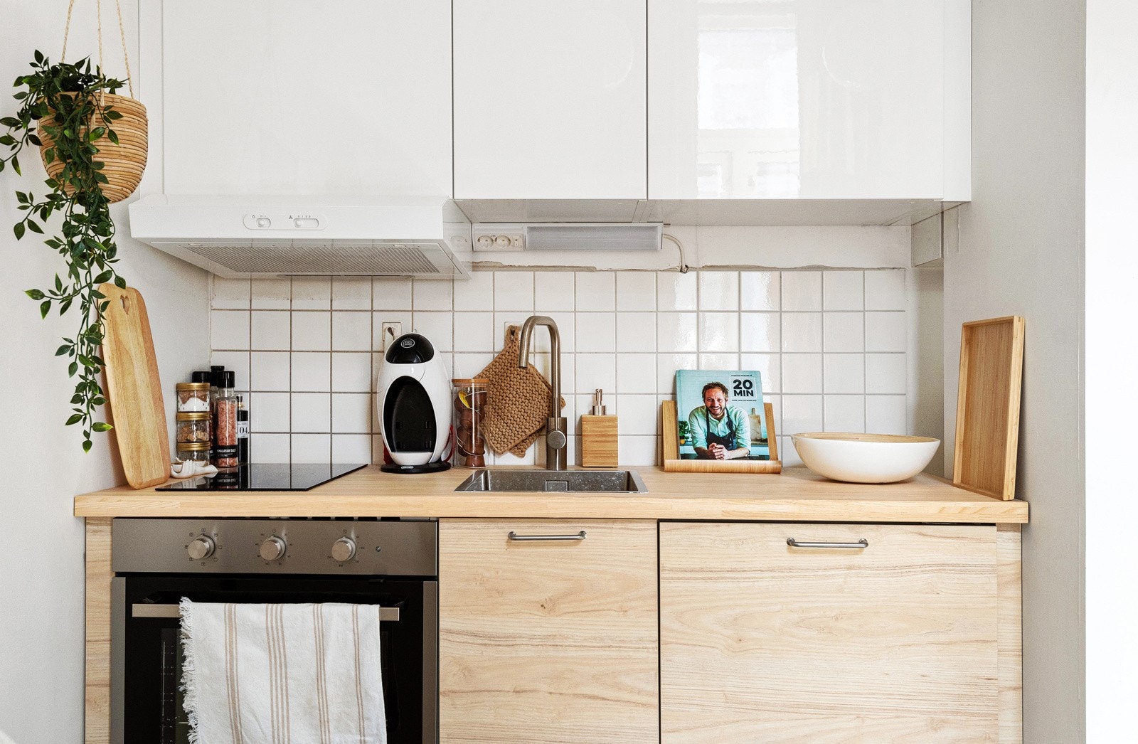 Pent kjøkken i åpen løsning med heltre benkeplate og integrerte hvitevarer Galleribilde