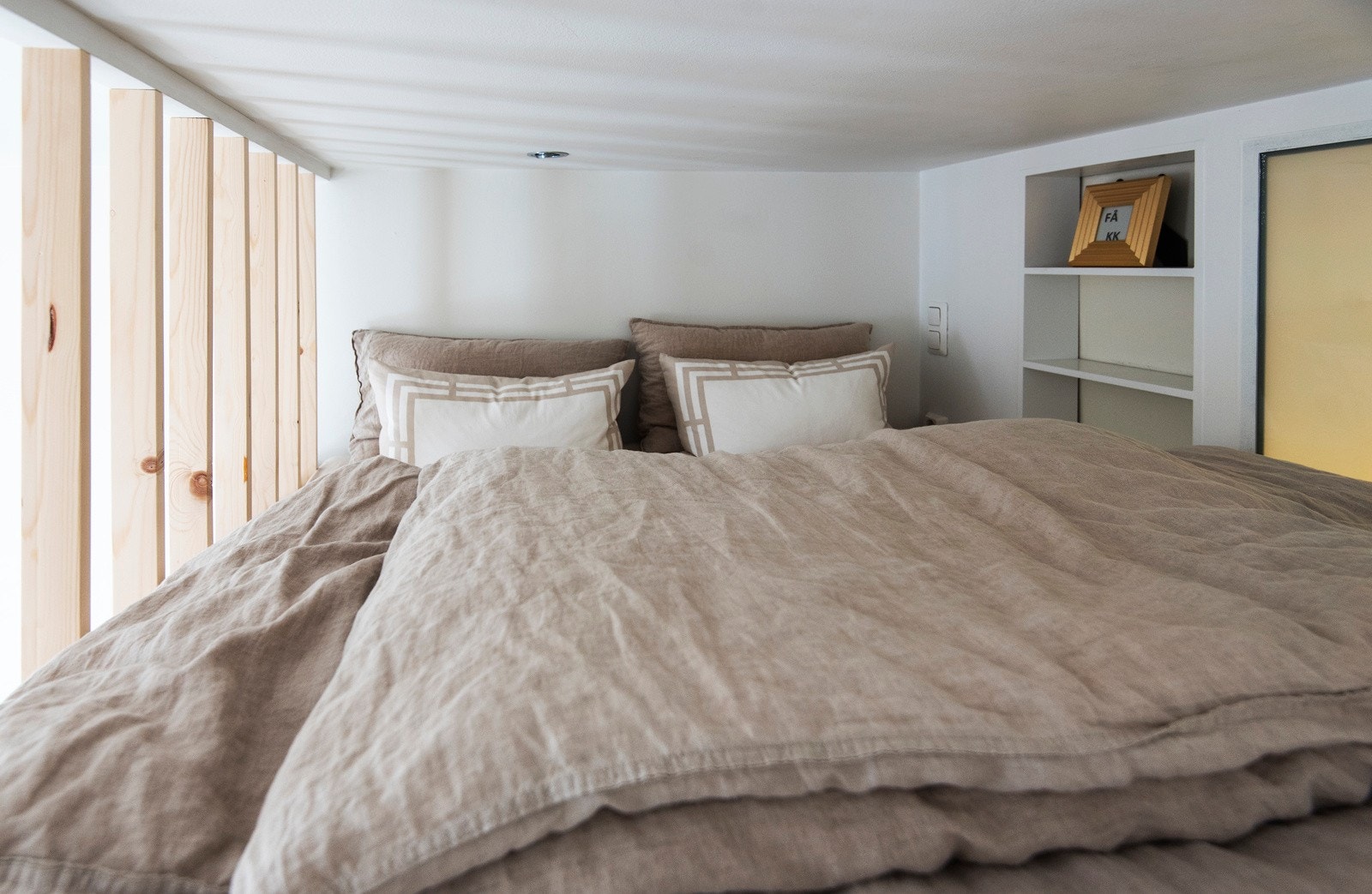 Sovehems med 1,5 m soveplass og smarte hyller Galleribilde