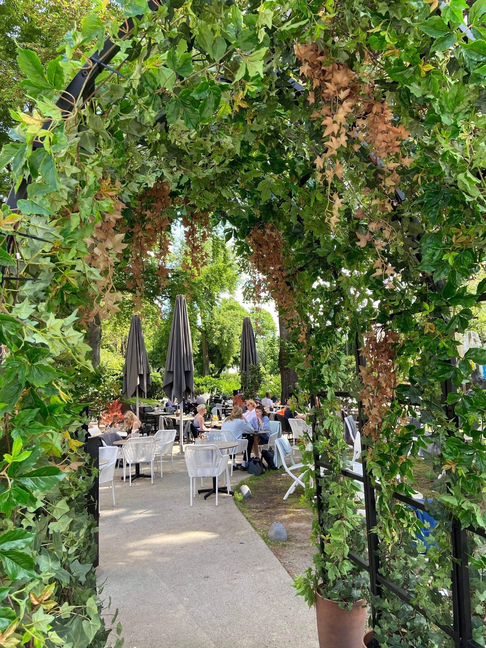 Trivelig uteservering under sommerhalvåret hos Fyr Bistronomi Galleribilde