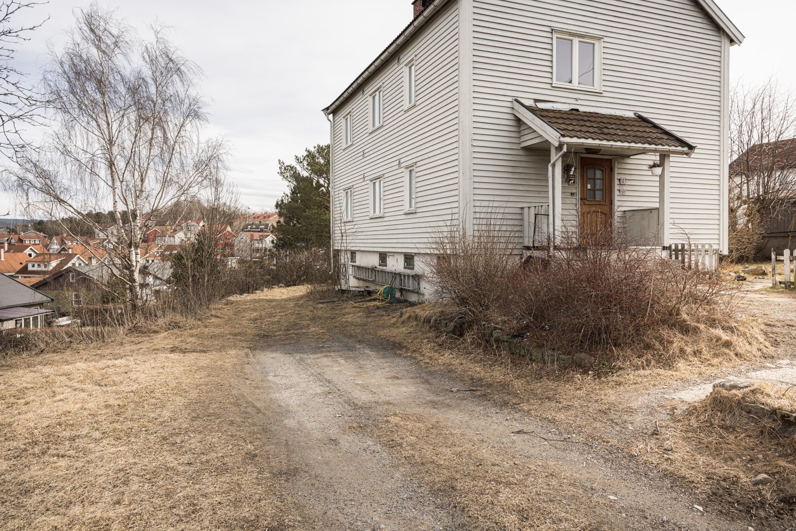 Hyggelig innkjørsel med parkeringsmuligheter. Galleribilde