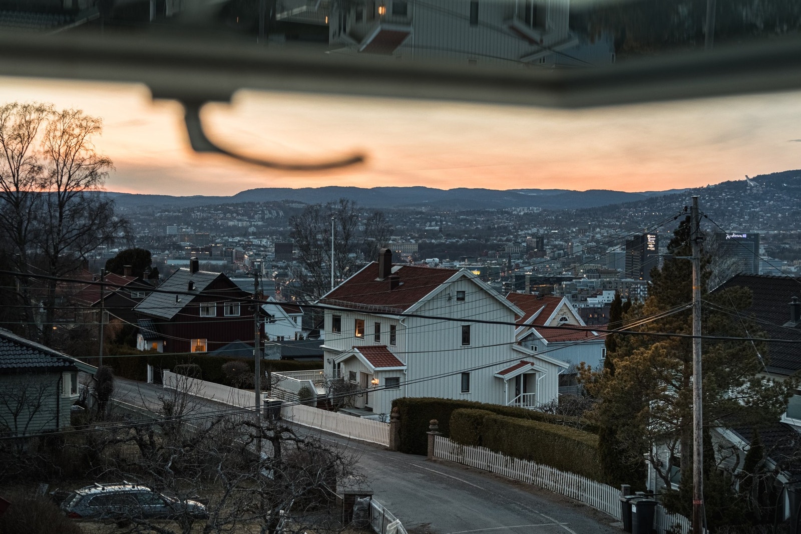 Nydelig fargespill over byen. Galleribilde