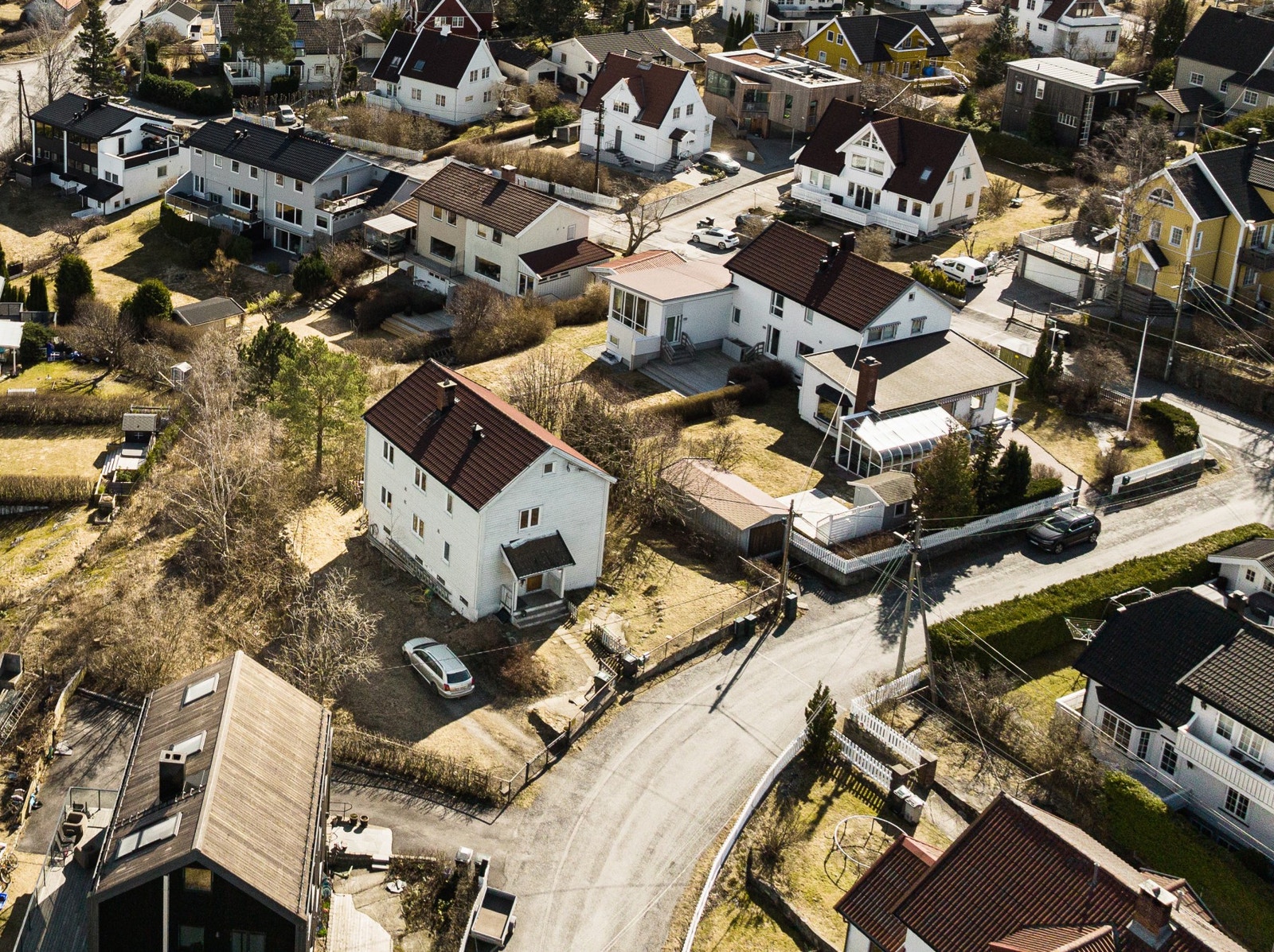 Attraktiv tomt med hel tomannsbolig o/2 etasjer samt kjeller og loft. Galleribilde