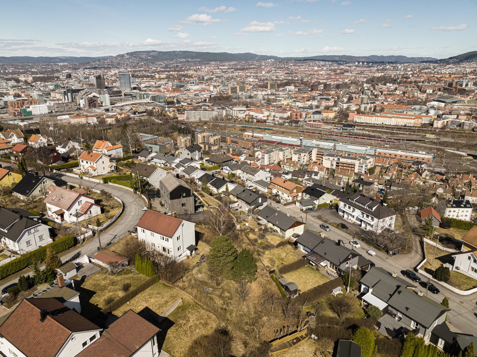 Stor tomt med gode solforhold. Galleribilde