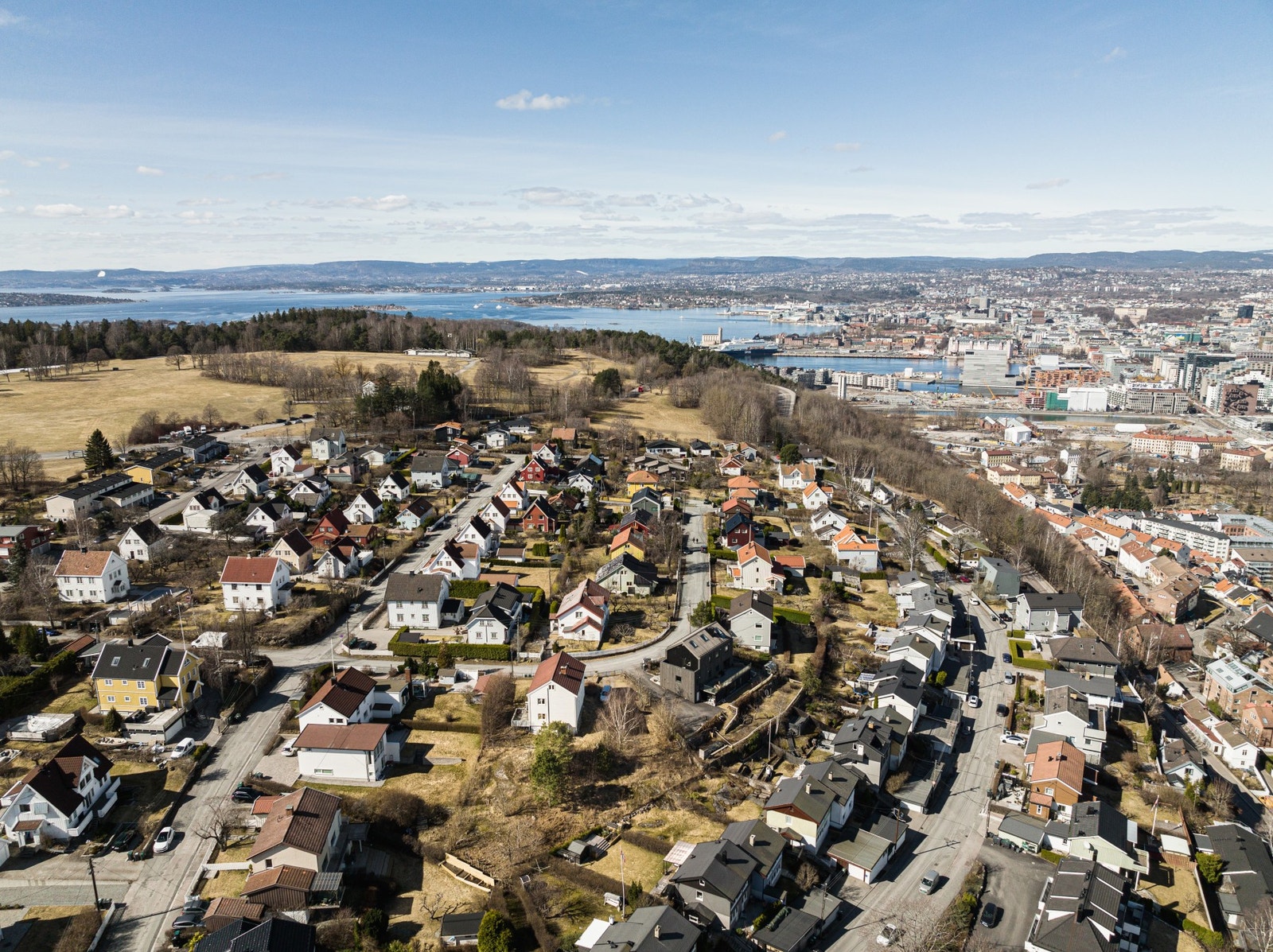 Nærhet til fjorden med badeplass sommerstid. Galleribilde