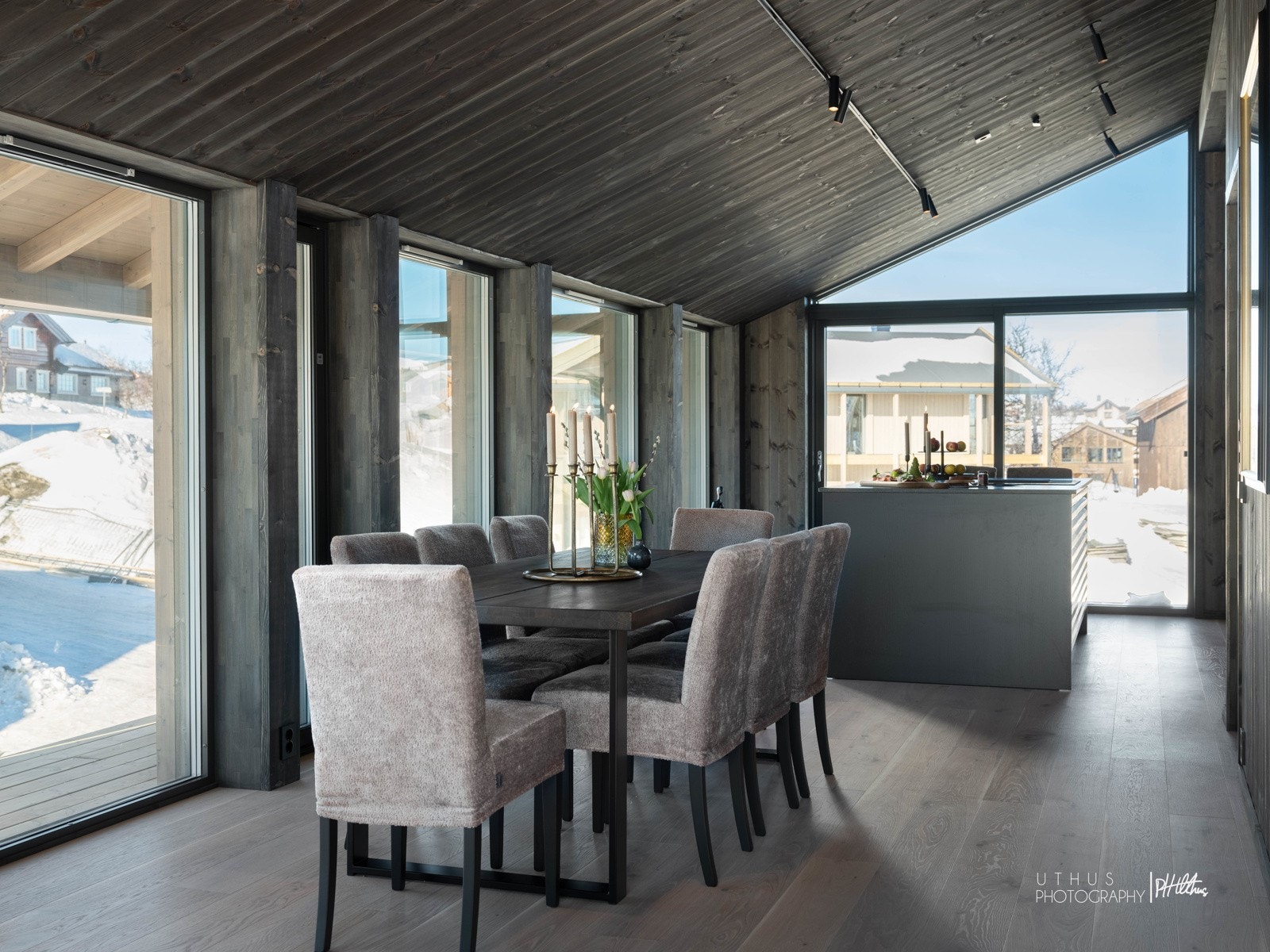 Spisestue - Bilde er fra lignende Skuehytte i område. Noe avvik på fargenyanser, løsninger og leveranse kan avvike. Se plantegninger og leveransebeskrivelse for standardleveranse. Utsikt og beliggenhet vil avvike. Galleribilde