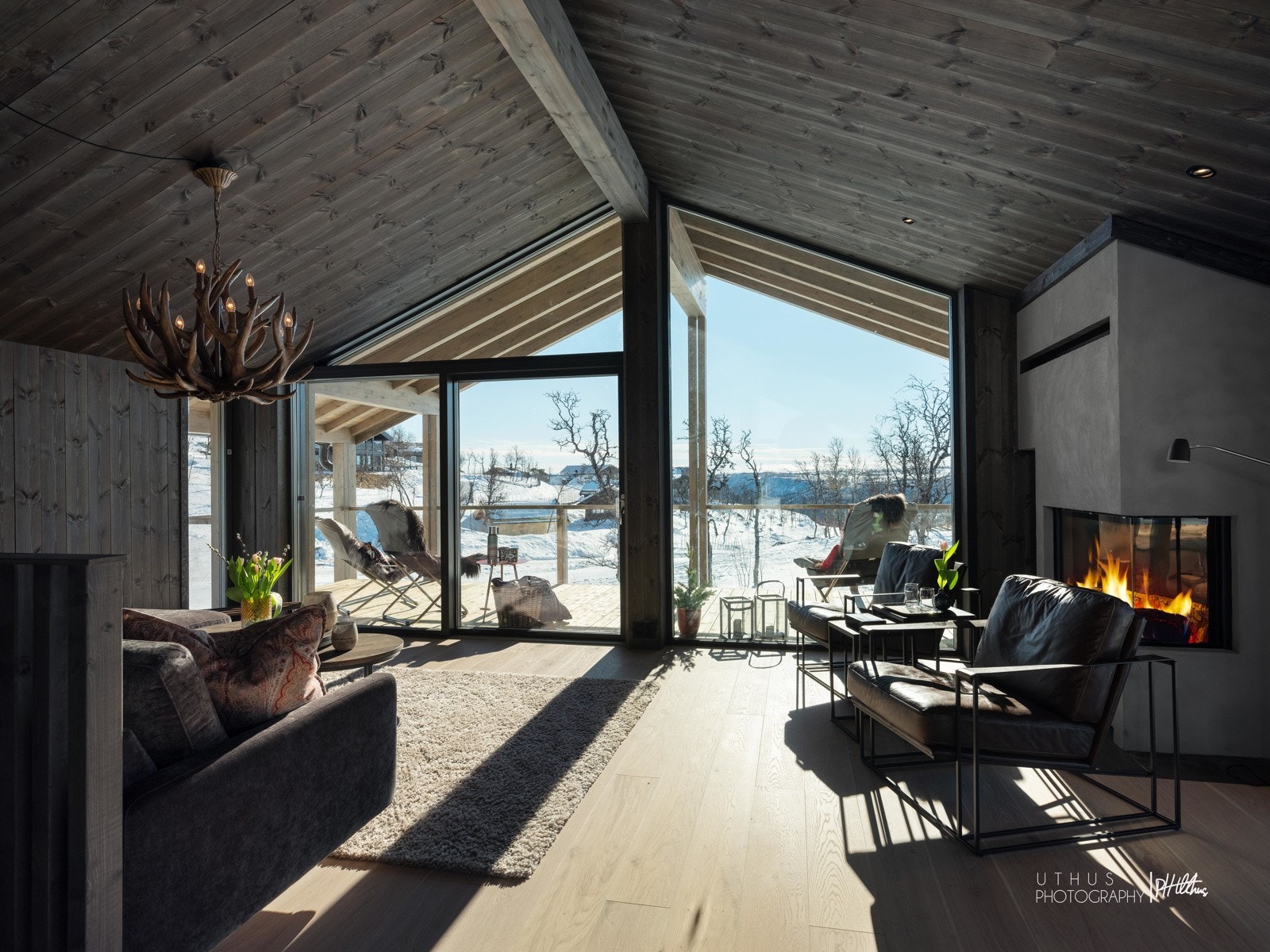 Flott stue - Bilde er fra lignende Skuehytte i område. Noe avvik på fargenyanser, løsninger og leveranse kan avvike. Se plantegninger og leveransebeskrivelse for standardleveranse. Utsikt og beliggenhet vil avvike. Galleribilde