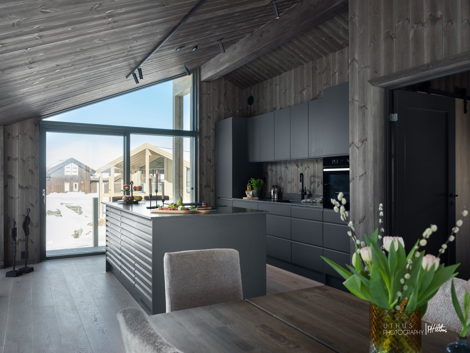 Kjøkken - Bilde er fra lignende Skuehytte i område. Noe avvik på fargenyanser, løsninger og leveranse kan avvike. Se plantegninger og leveransebeskrivelse for standardleveranse. Utsikt og beliggenhet vil avvike. Galleribilde