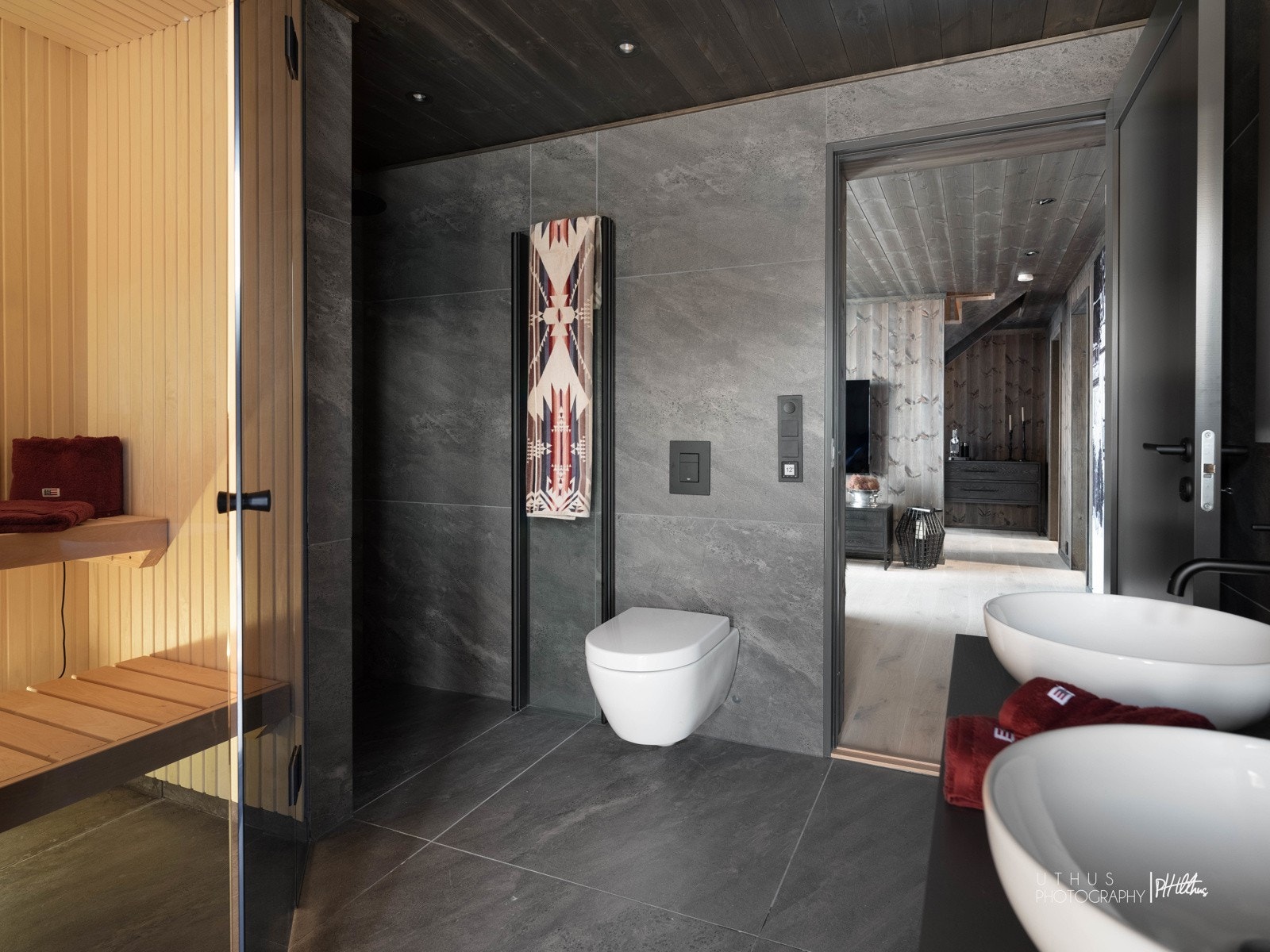 Bad 1.etg. Bilde er fra lignende Skuehytte i område. Noe avvik på fargenyanser, løsninger og leveranse kan avvike. Se plantegninger og leveransebeskrivelse for standardleveranse Galleribilde