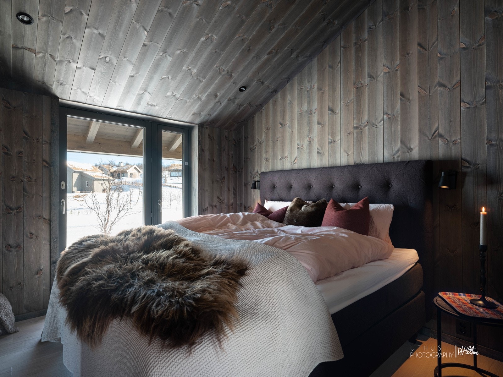 Master soverom 2.etg. Bilde er fra lignende Skuehytte i område. Noe avvik på fargenyanser, løsninger og leveranse kan avvike. Se plantegninger og leveransebeskrivelse for standardleveranse. Utsikt og beliggenhet vil avvike. Galleribilde