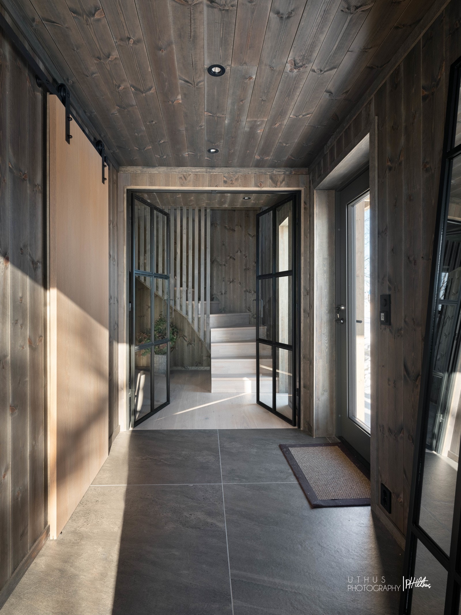 Entré - Bilde er fra lignende Skuehytte i område. Noe avvik på fargenyanser, løsninger og leveranse kan avvike. Se plantegninger og leveransebeskrivelse for standardleveranse. Galleribilde