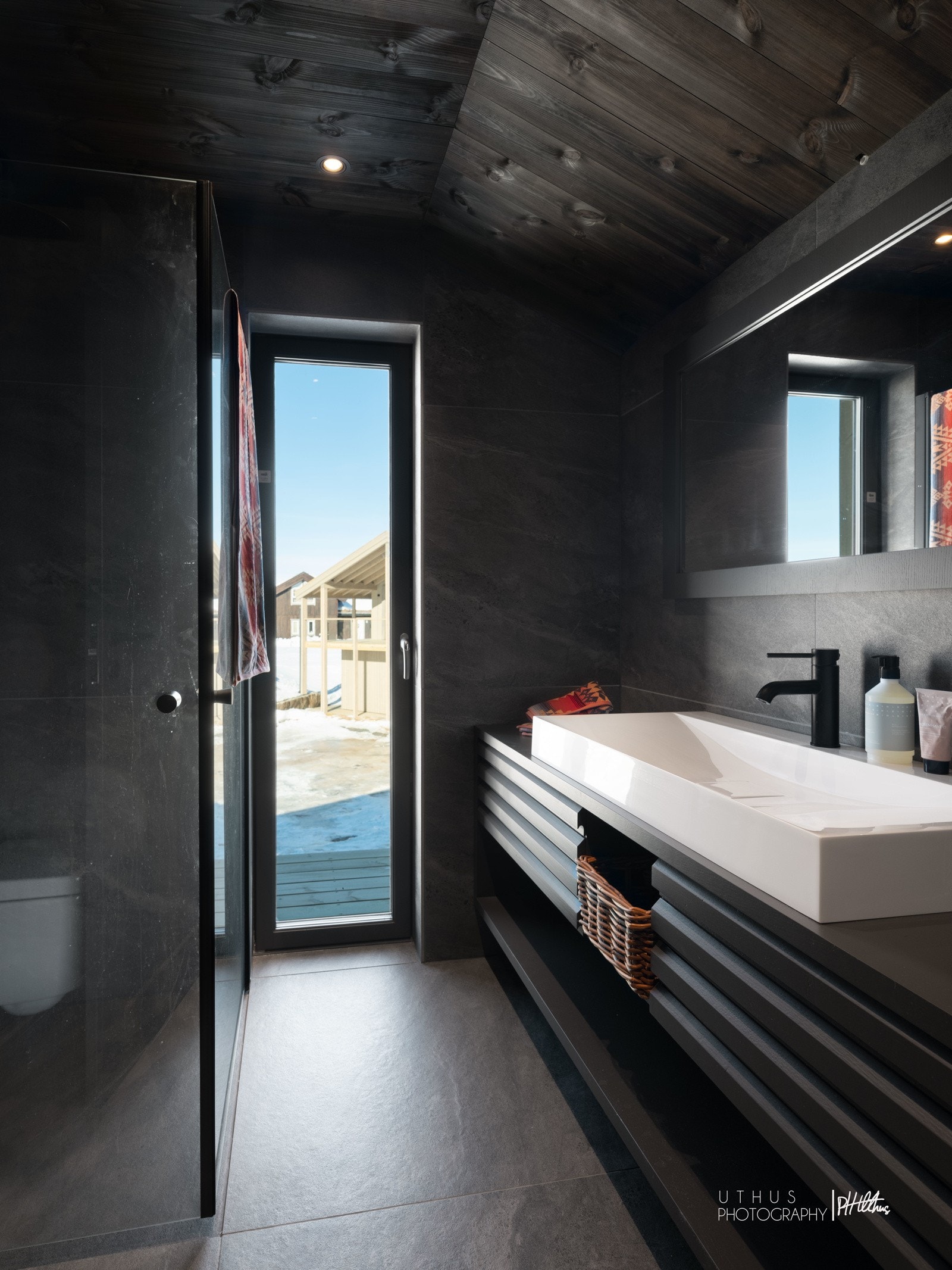 Bad i tilknytning til master soverom - Bilde er fra lignende Skuehytte i område. Noe avvik på fargenyanser, løsninger og leveranse kan avvike. Se plantegninger og leveransebeskrivelse for standardleveranse. Utsikt og beliggenhet vil avvike. Galleribilde