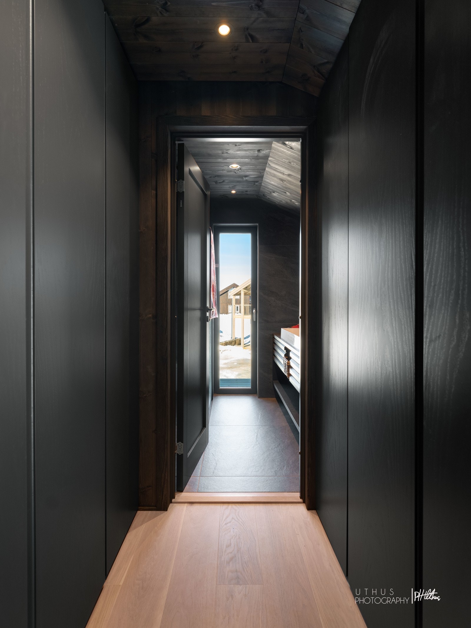 Garderobe på master soverom - Bilde er fra lignende Skuehytte i område. Noe avvik på fargenyanser, løsninger og leveranse kan avvike. Se plantegninger og leveransebeskrivelse for standardleveranse. Galleribilde