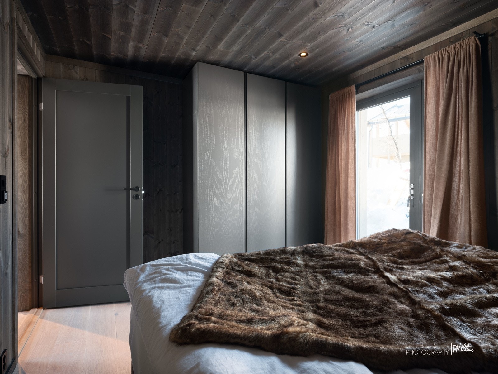 Bilde er fra lignende Skuehytte i område. Noe avvik på fargenyanser, løsninger og leveranse kan avvike. Se plantegninger og leveransebeskrivelse for standardleveranse. Utsikt og beliggenhet vil avvike. Galleribilde