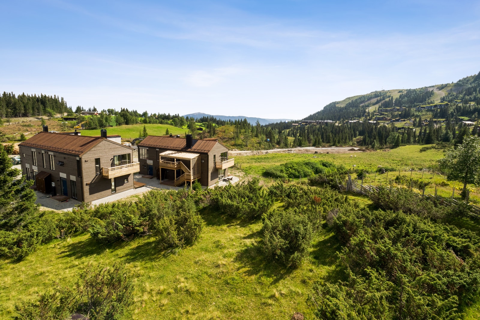 Foto fra ferdigstilte hus på Kvitplassen. Flott beliggenhet sommer som vinter. Galleribilde