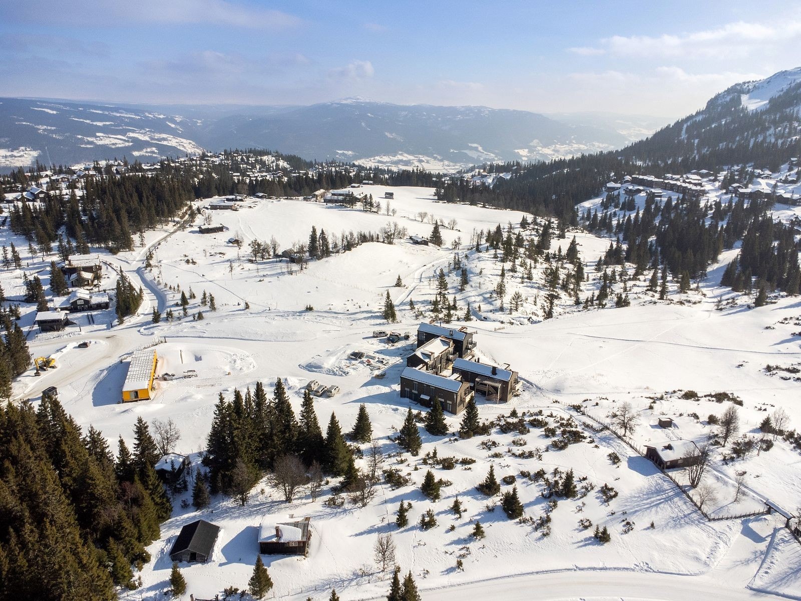 Dronefoto over eiendommen. Galleribilde