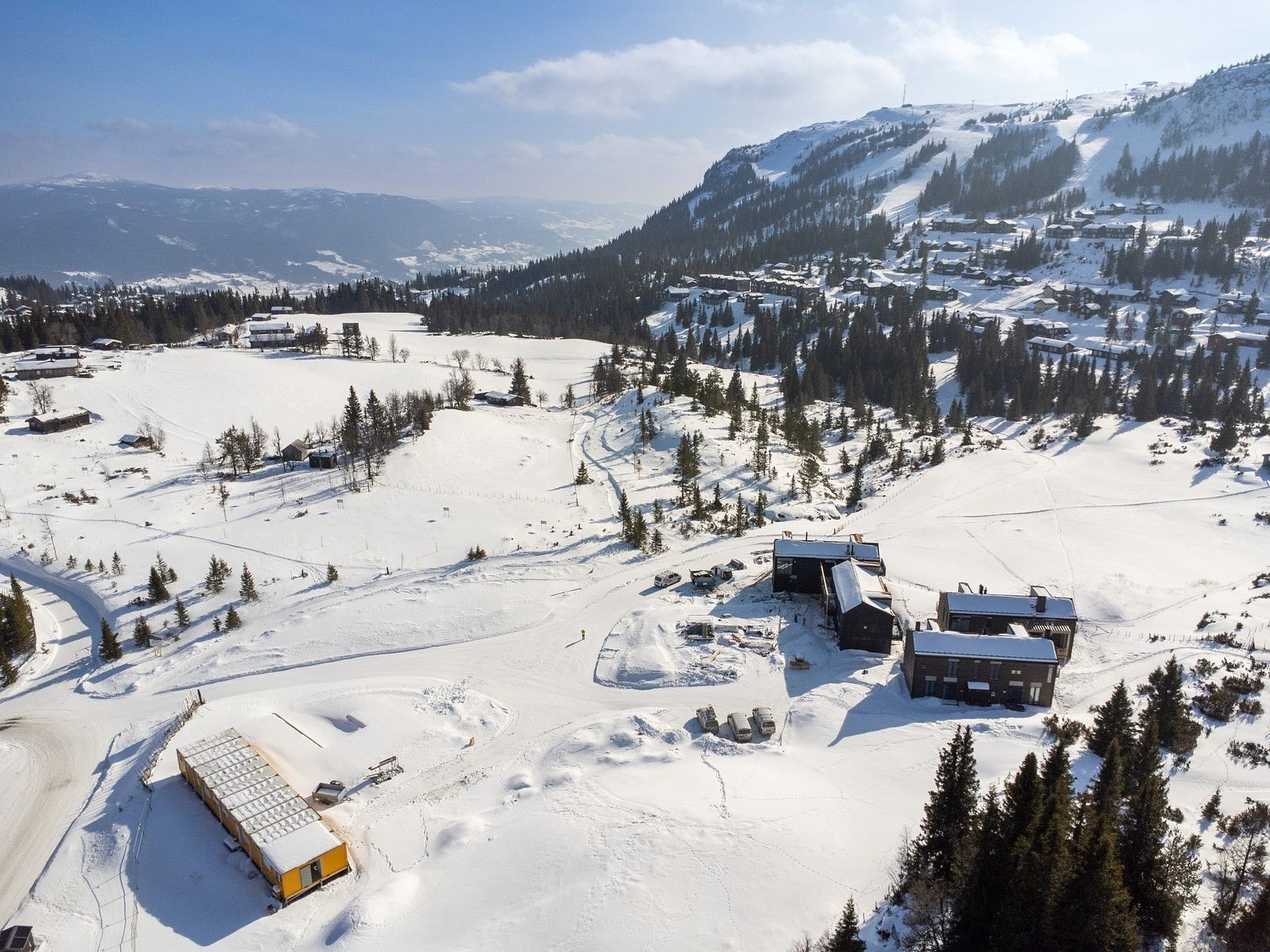 Dronefoto over eiendommen. Galleribilde