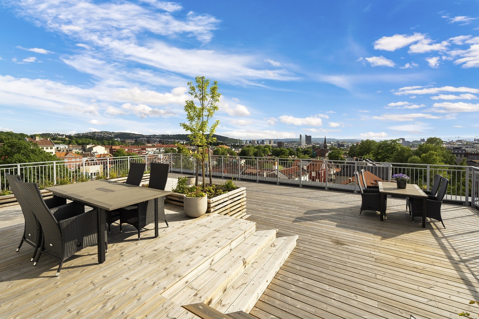 Felles, solrik takterrasse med fantastisk utsikt over byen Galleribilde