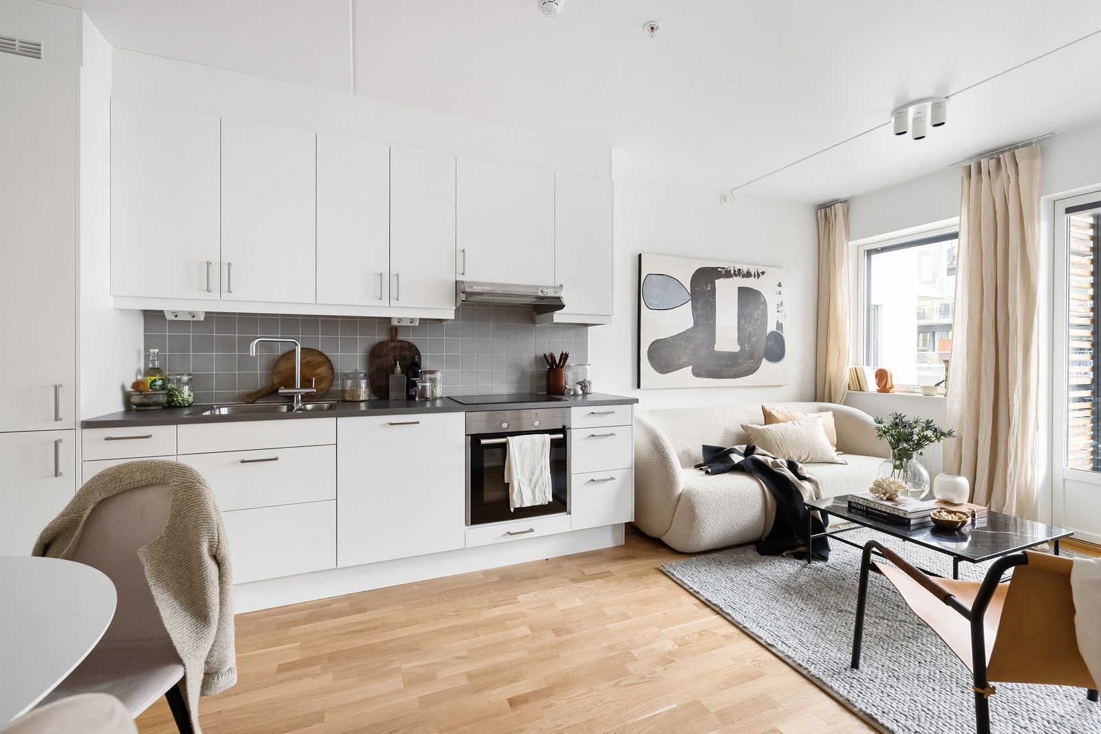 Leiligheten har stue med åpen kjøkkenløsning Galleribilde