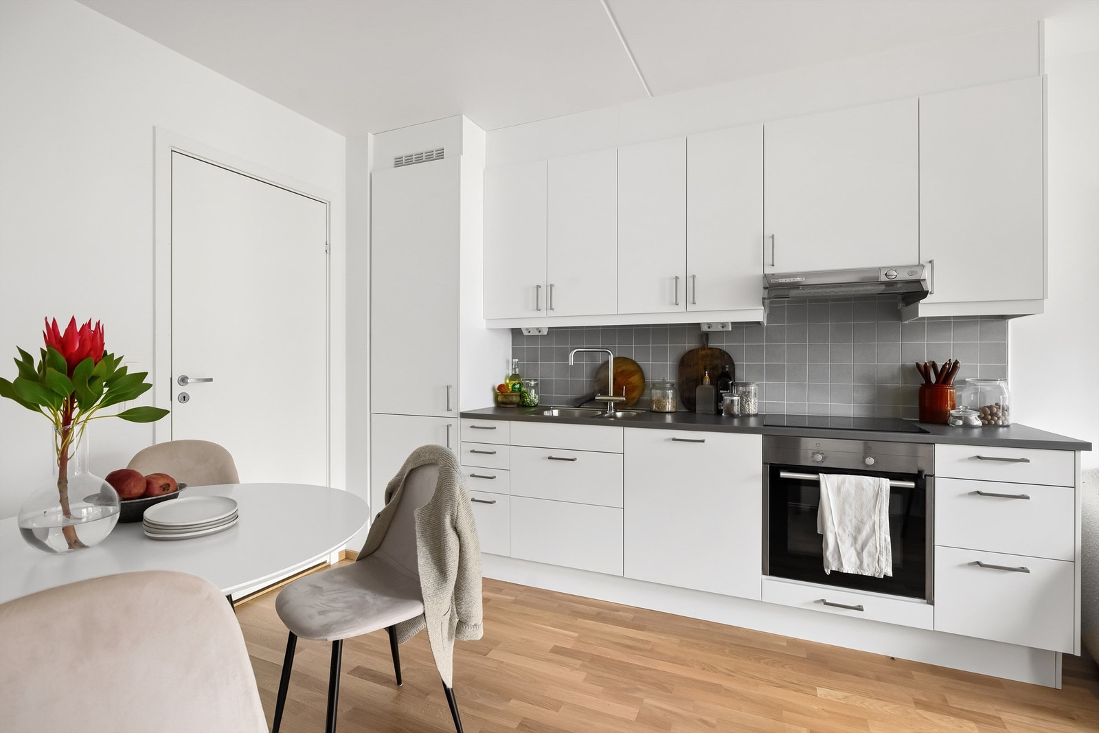 Lekkert kjøkken fra Marbodal med hvite, slette fronter Galleribilde