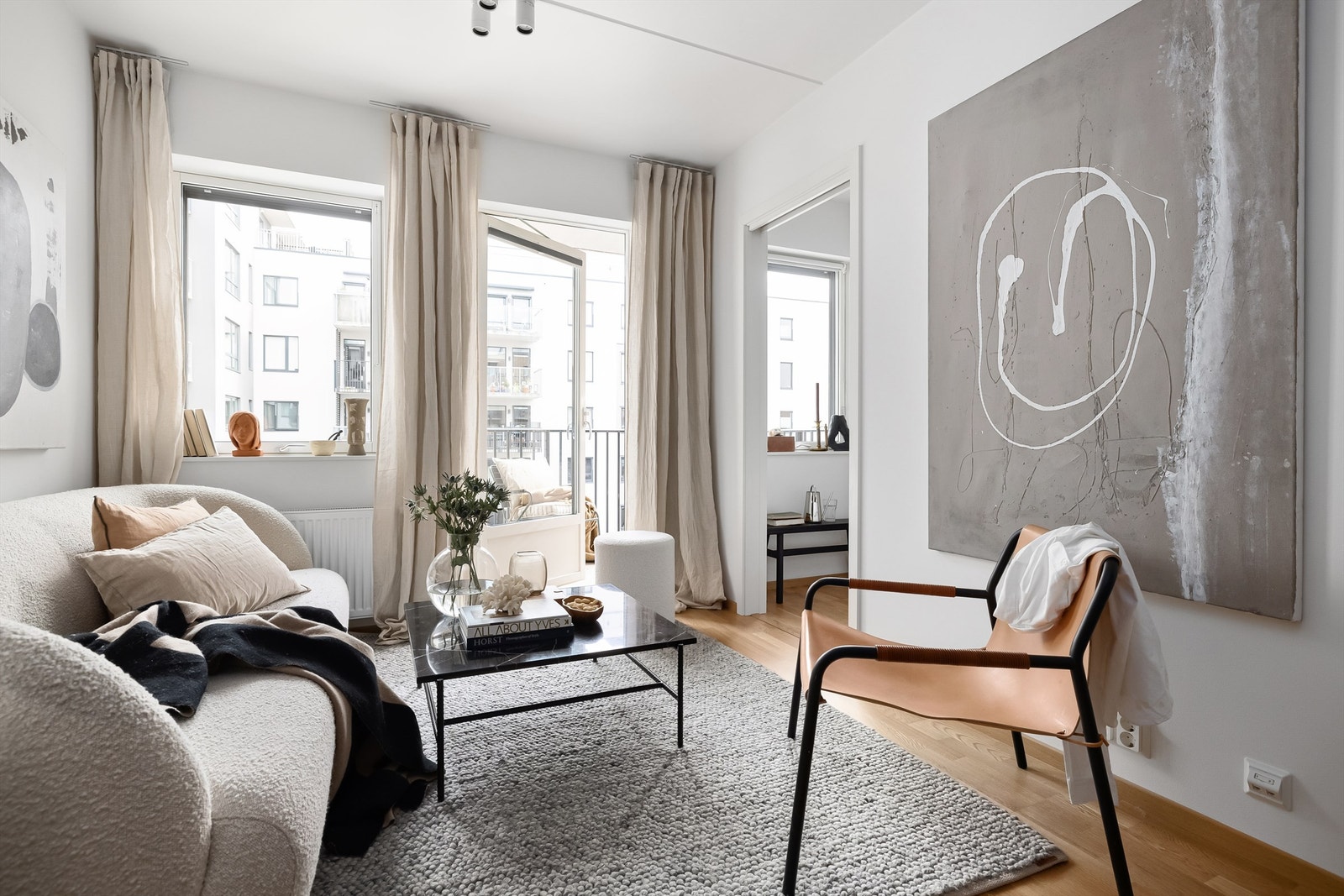 Lys og pen stue med en koselig sofakrok Galleribilde