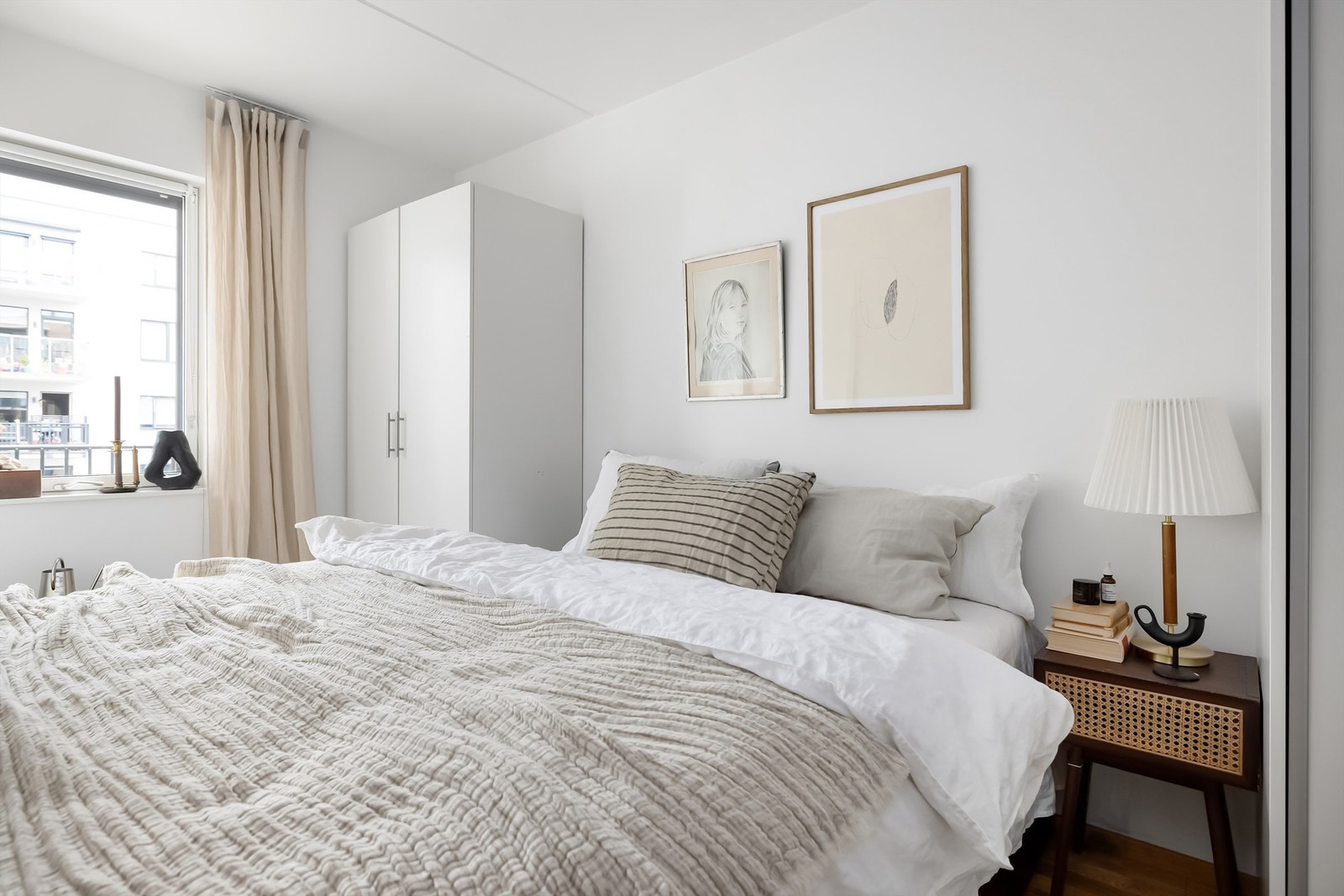 På soverommet er det god plass til både dobbeltseng og klesskap Galleribilde