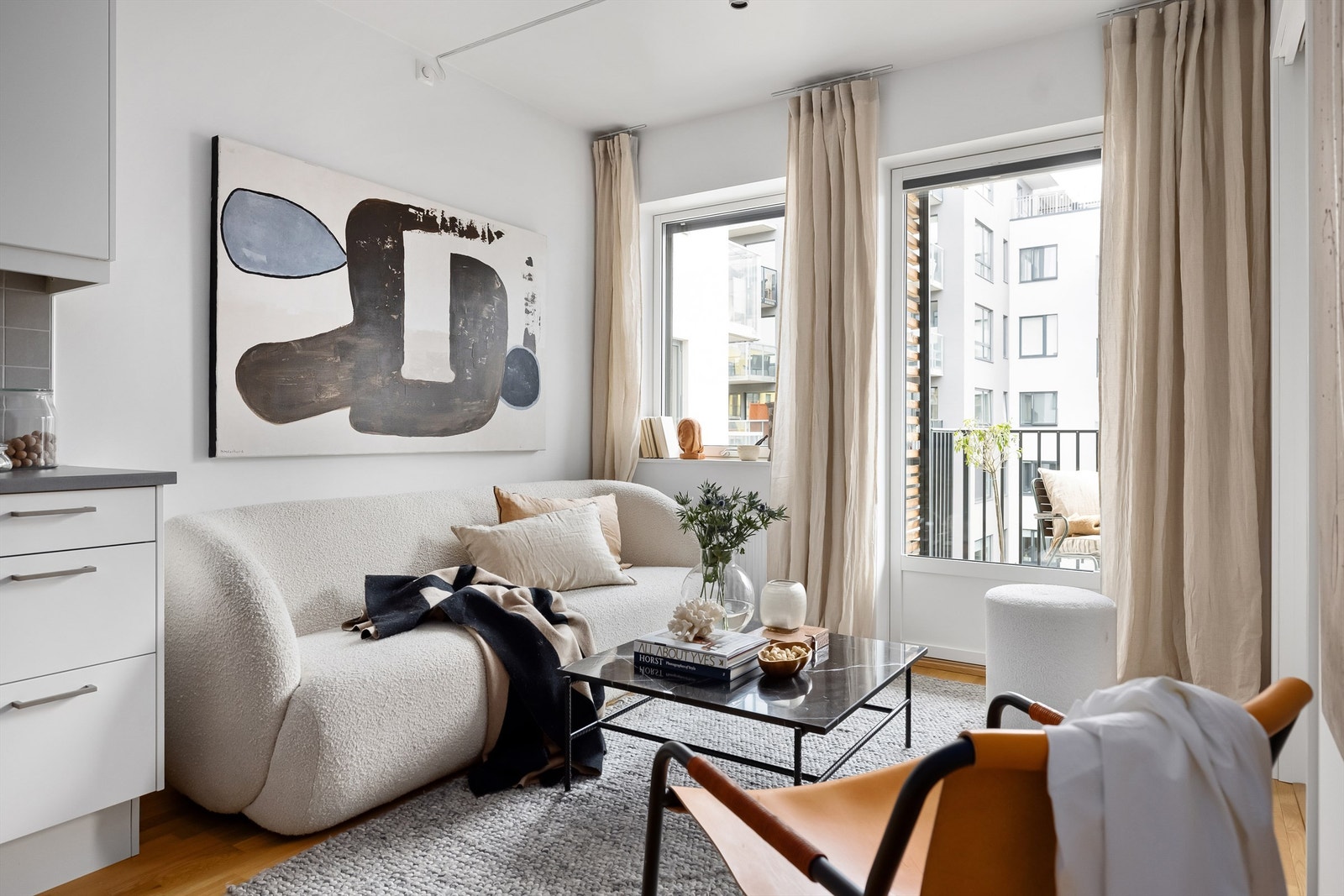 Fra stuen er det utgang til en balkong på 5 kvm. Galleribilde