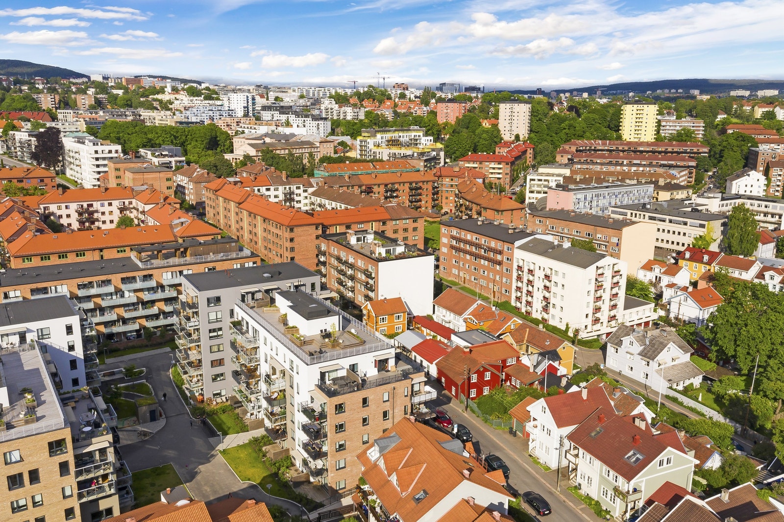 Her har du sykkelavstand til hele Oslo og det er kun noen få minutter til fots når du trenger trikk, buss og t-bane, butikker og kafeer. Til tross for det er kvartalet en trafikkstille og rolig sone av byen Galleribilde
