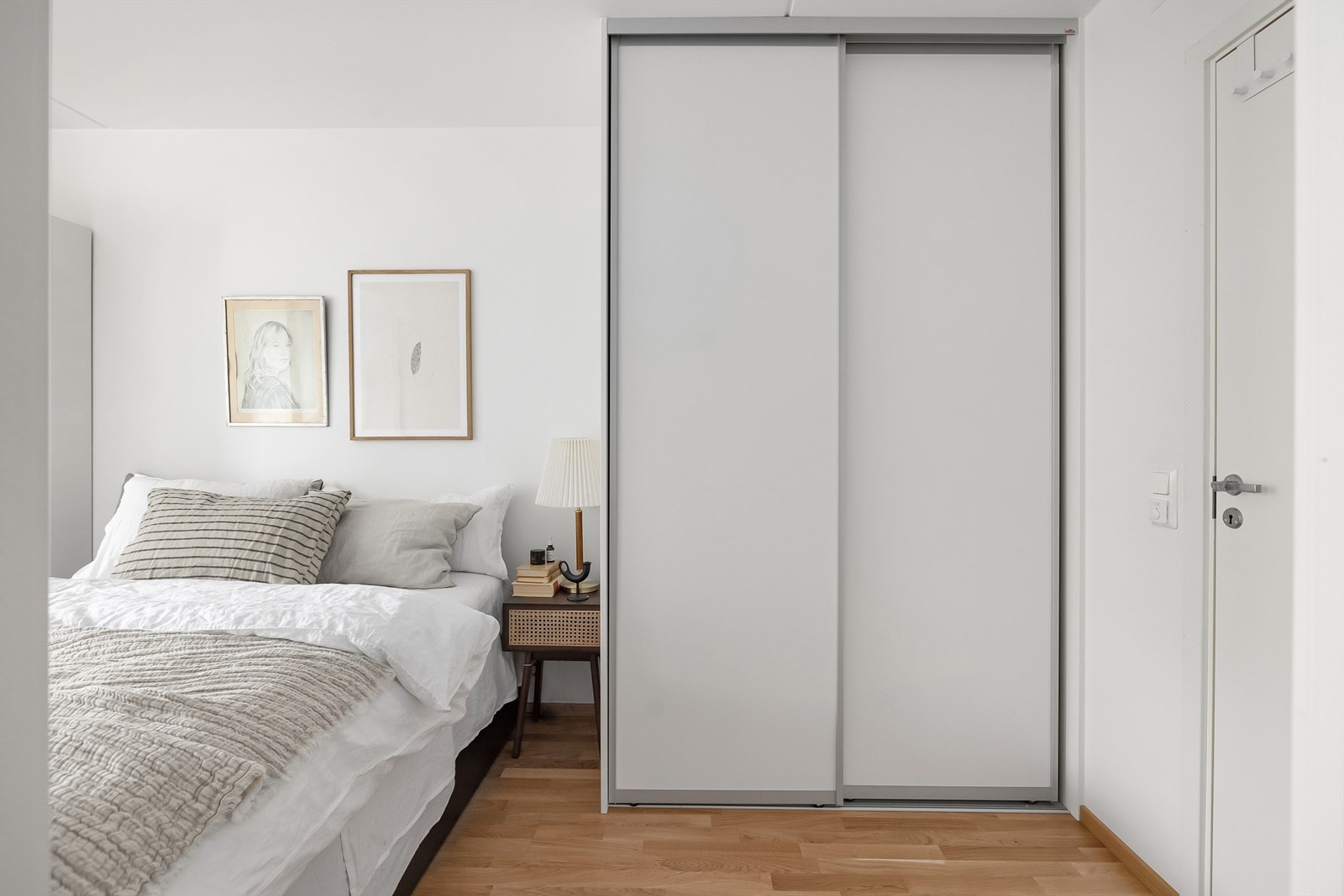 Soverommet har adkomst til et lekkert og praktisk bad Galleribilde