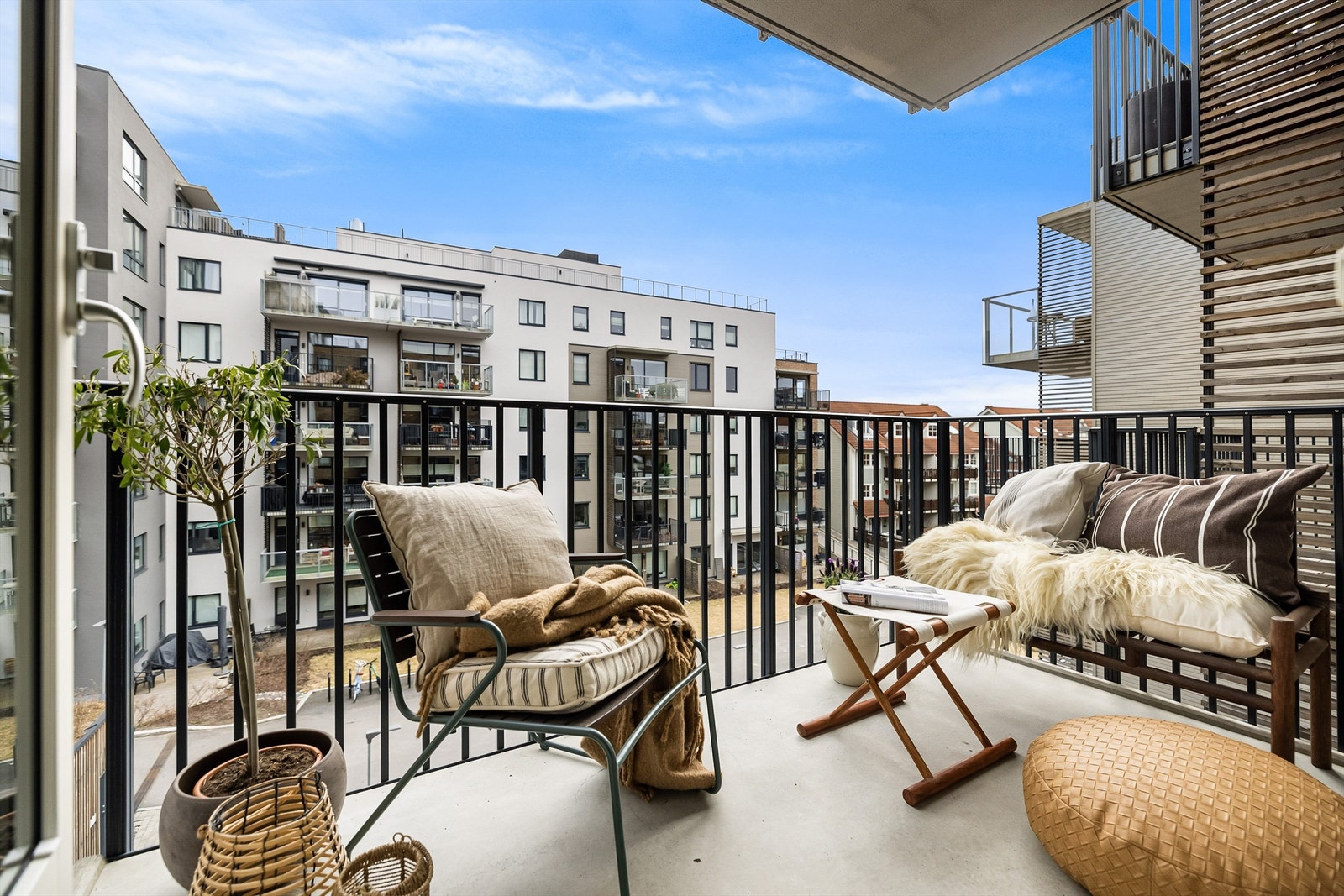 Sydøstvendt balkong med plass til sofagruppe og grill! Galleribilde