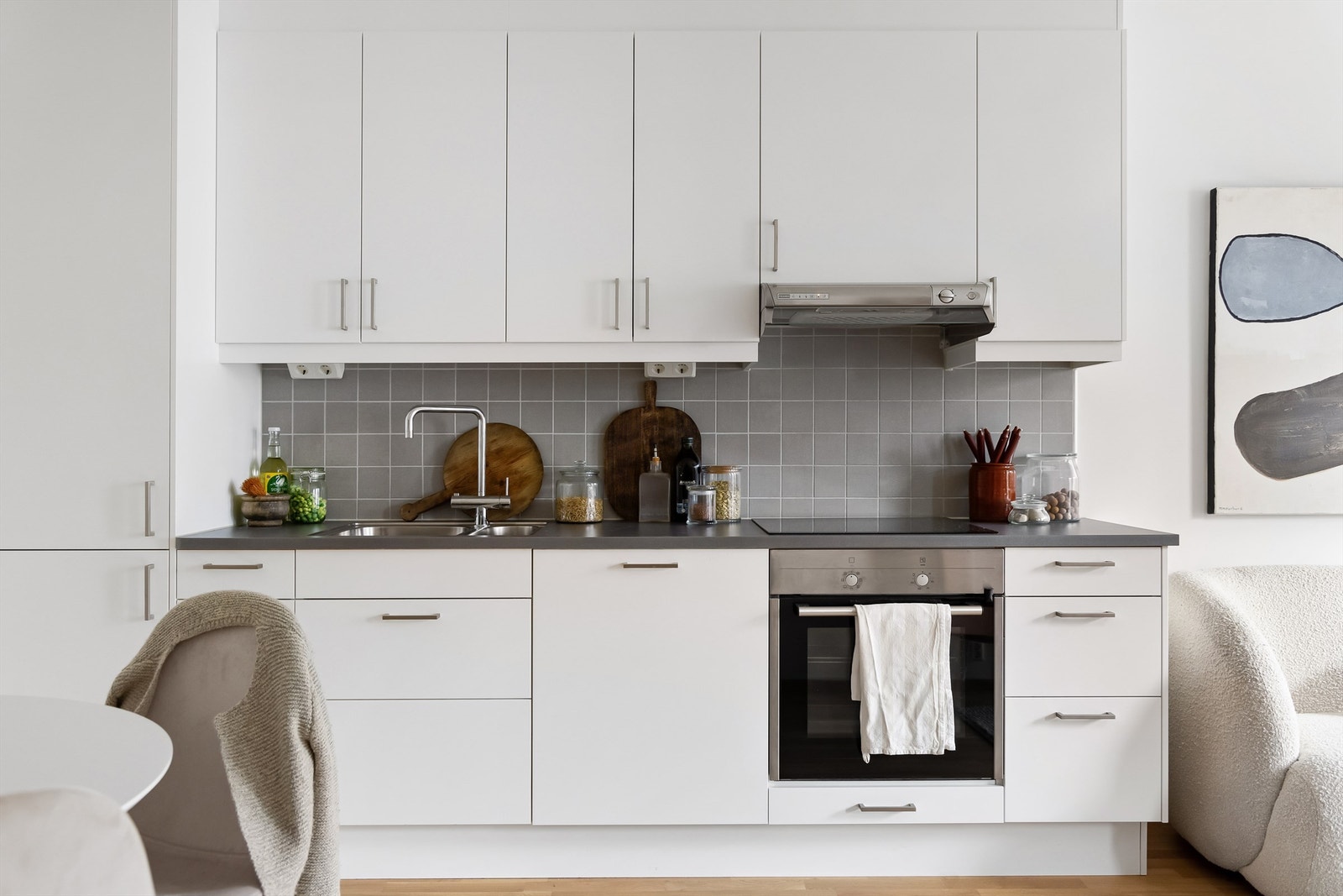 Kjøkkenet har integrerte hvitevarer med kjøl-/fryseskap Galleribilde