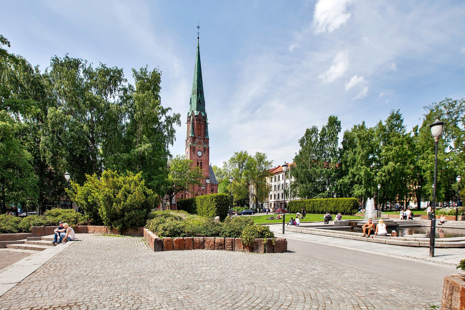 En kort spasertur unna Kavaleren ligger Sofienbergsparken, den største parken i Grünerløkka-området. Parken er et mye brukt friareal med lekeplass, bordtennisbord, offentlige toaletter og brannsikker container for engangsgriller i sommerhalvåret Galleribilde