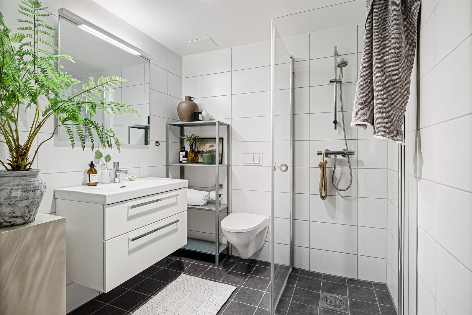 Stort og flislagt bad med varmekabler Galleribilde