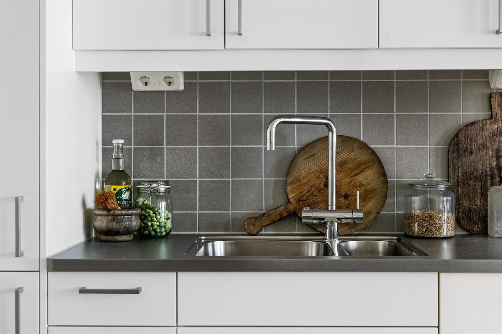 Benkeplaten er av laminat Galleribilde