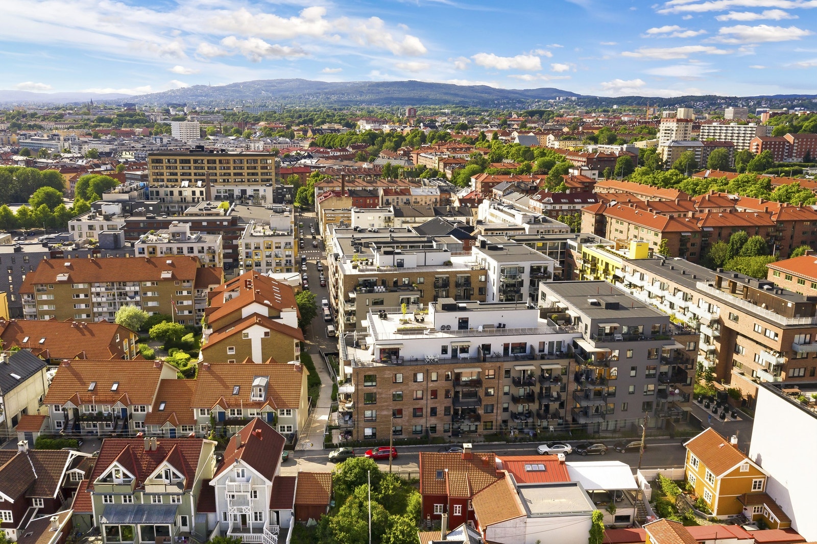 Leiligheten er perfekt for deg som vil bo sentralt med alt av fasiliteter "rett utenfor døren" og samtidig ha grønne rekreasjonsmuligheter i nærmiljøet. Kort oppsummert et sentralt, attraktivt og hyggelig boligområde! Galleribilde