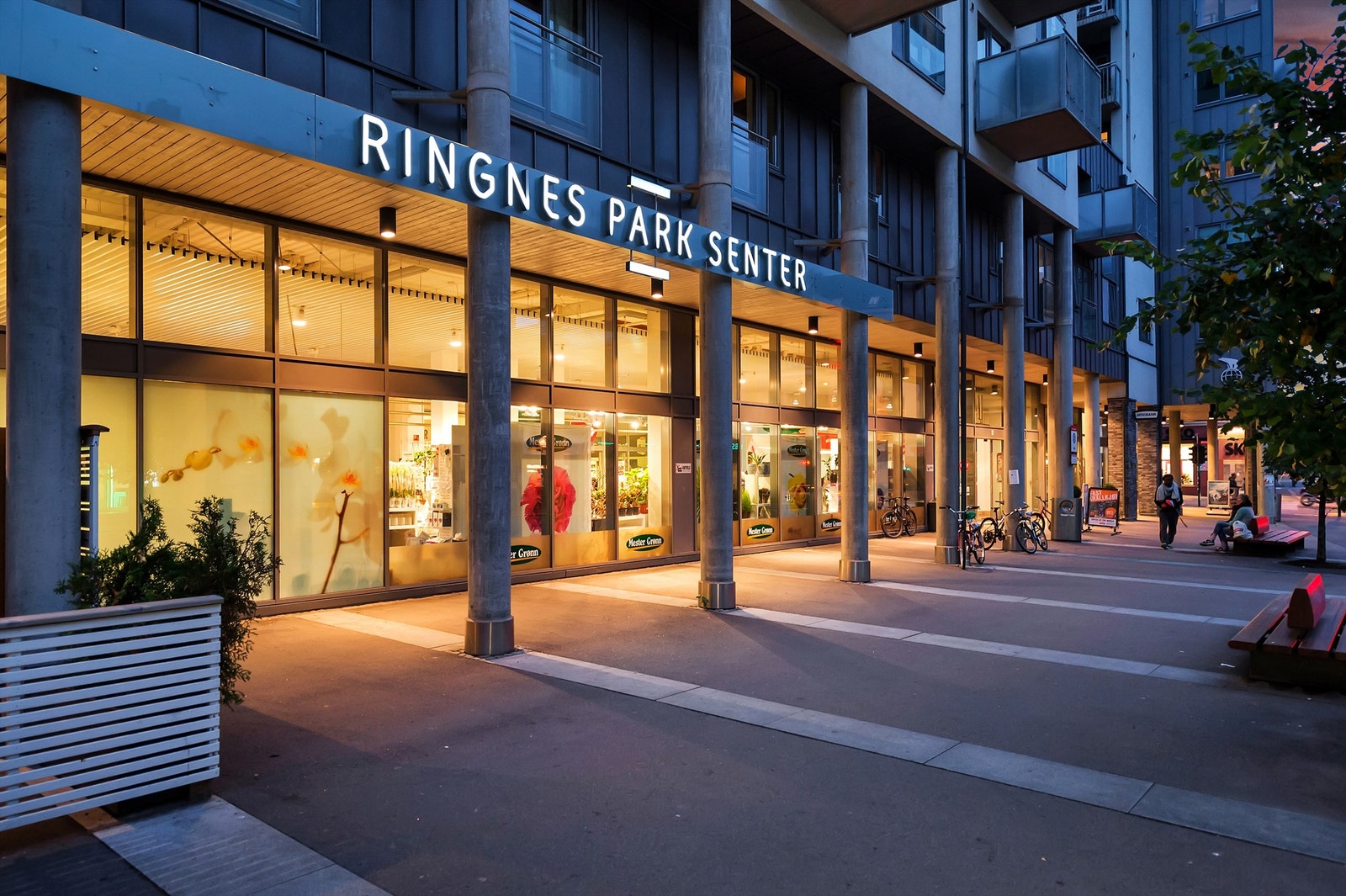 Ringnes Park senter med Meny, SATS, Mester Grønn, frisør, Jernia og kafé Galleribilde