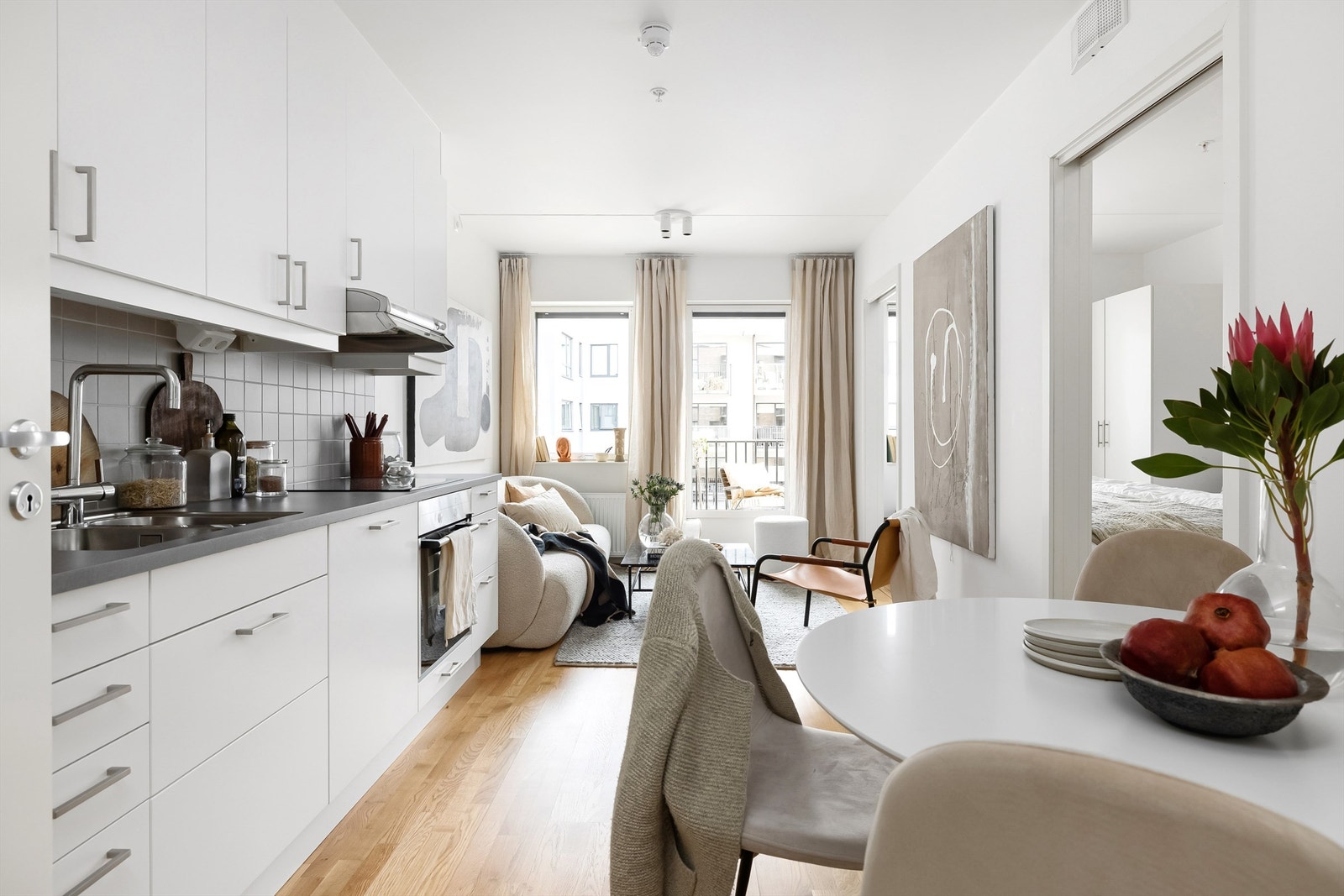 Rommet har store vindusflater som gir godt med lys og en herlig romfølelse Galleribilde