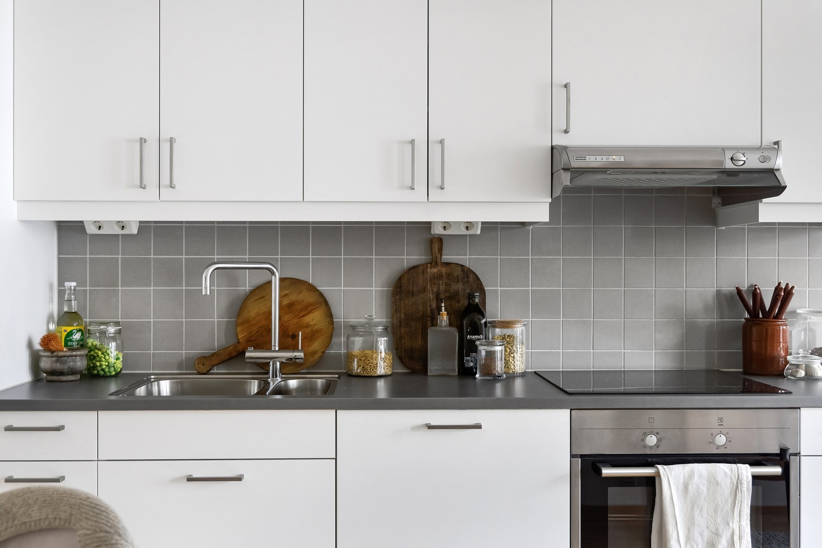 Delikate fliser over kjøkkenbenken Galleribilde