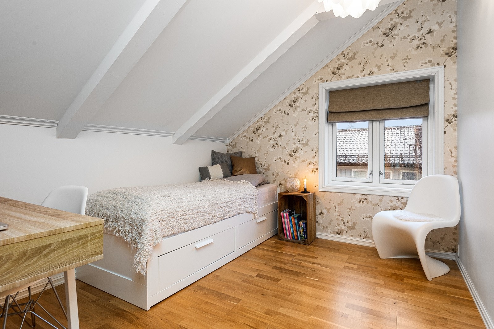 Tilstøtende soverom på 8.5 m² er tilsvarende pusset opp, men uten skyvedørsgarderobe Galleribilde
