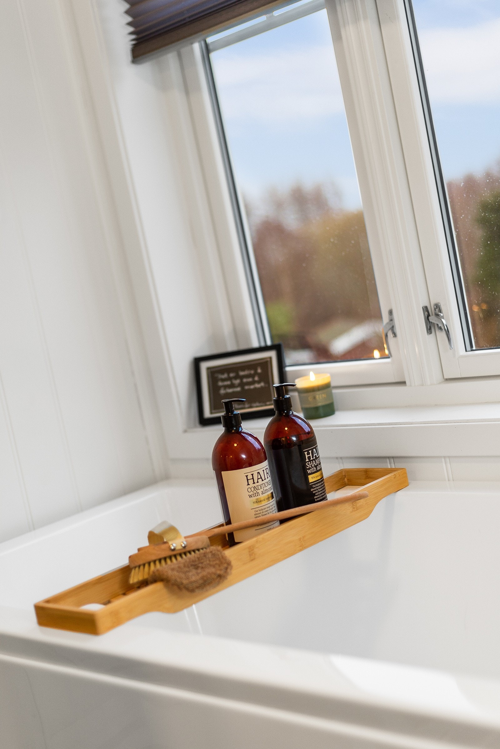 Selger har satt inn badekar, men har ikke koplet til vannkran. Galleribilde