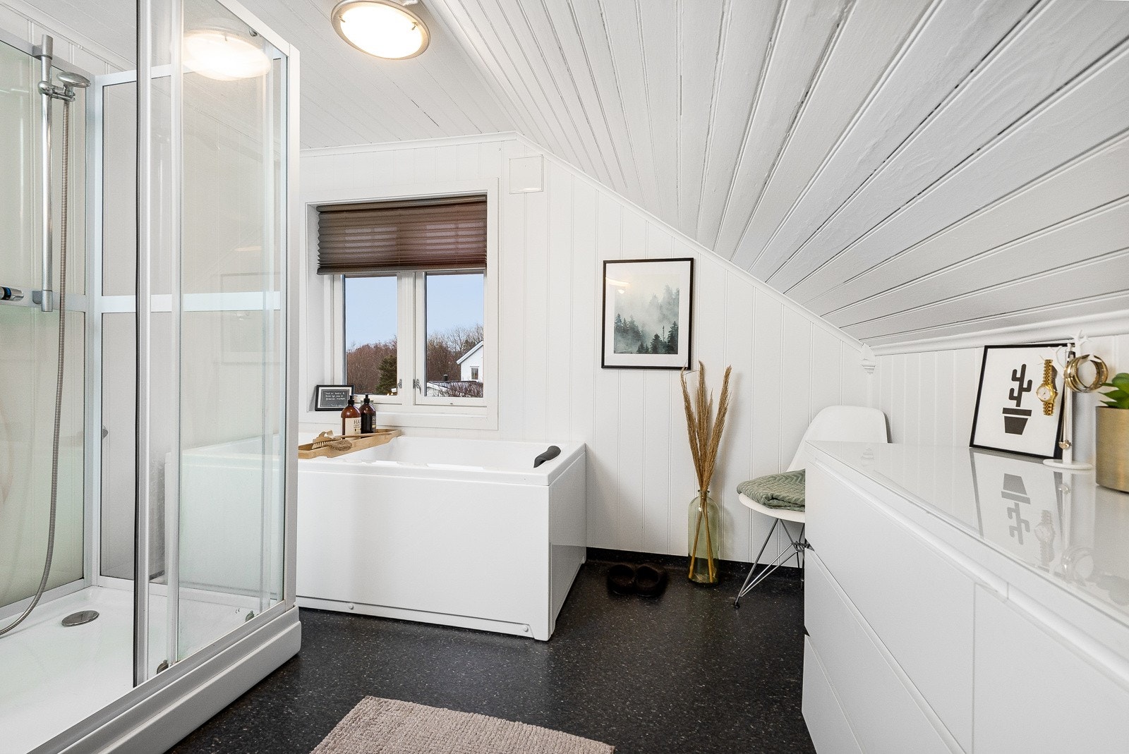 Baderommet er på 9 m² utstyrt med dusjkabinett, vask med underskap og speil over vask. Galleribilde