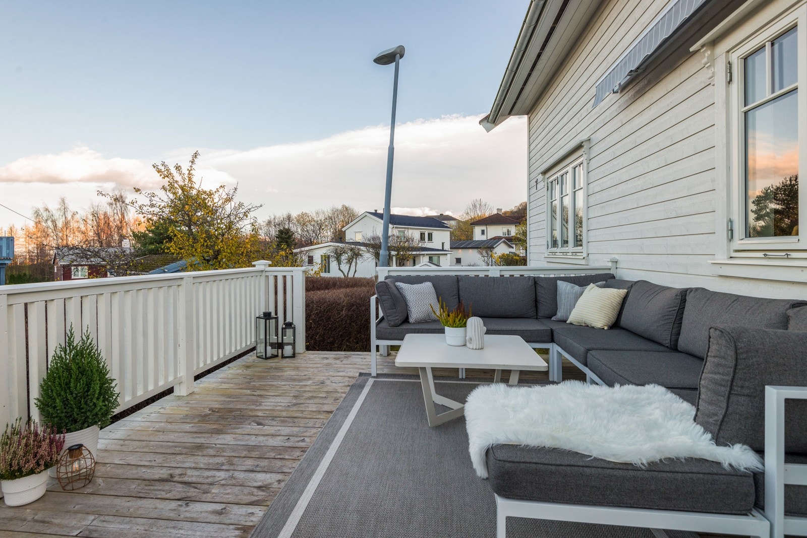 Solen titter frem tidlig på morgenen og kommer rundt og tilbake igjen fra ca. kl. 16 / 17.00 til solnedgang ca. kl. 23:15 midtsommers. Galleribilde