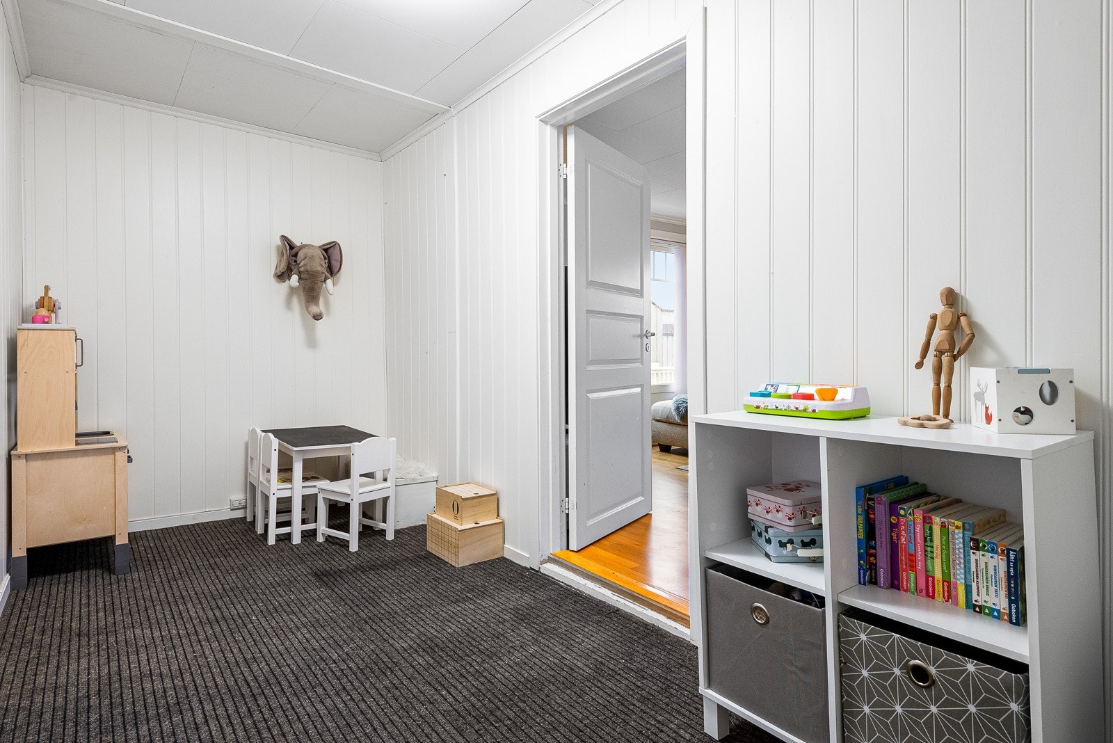 Rommet på 8 m² brukes i dag som lekerom. Rommet var opprinnelig inngangsparti til boligen før tilbygget ble satt opp. Galleribilde