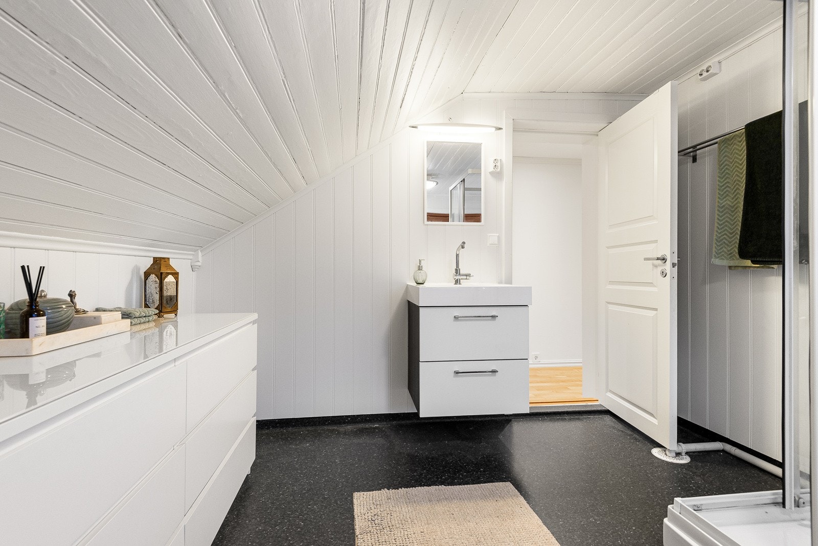 Rommet har behov for noe modernisering, og kan evt også tilkoples med WC. Galleribilde