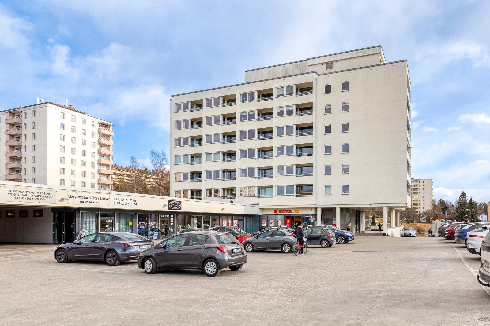 Leiligheten ligger ved Skøyenåsen senter og har dermed umiddelbar nærhet til et bredt servicetilbud. Galleribilde