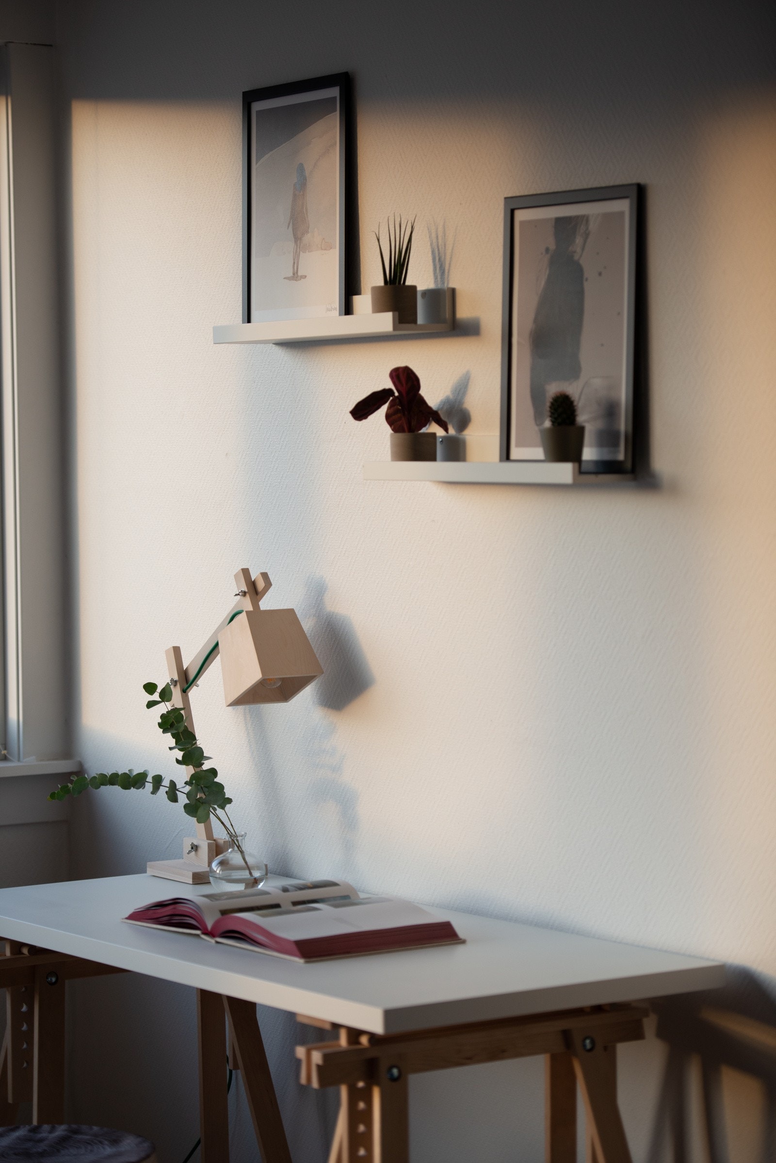 Fin plass til skrivepult i stuen. Galleribilde